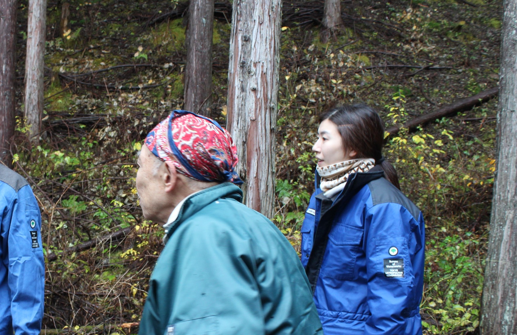 東京都水道局 水源管理事務所の徳江美都さんと、ベテランの森林隊の方からお話をうかがう