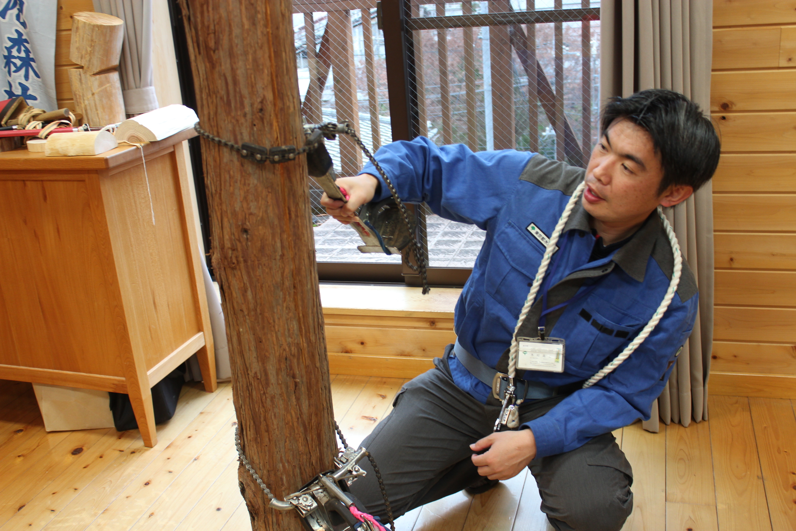 登降機の解説をする木村さん。チェーンとロープを組み合わせた国産の装置が身体を支えてくれる。いったん扱いに慣れれば、簡単に登れるようになるという