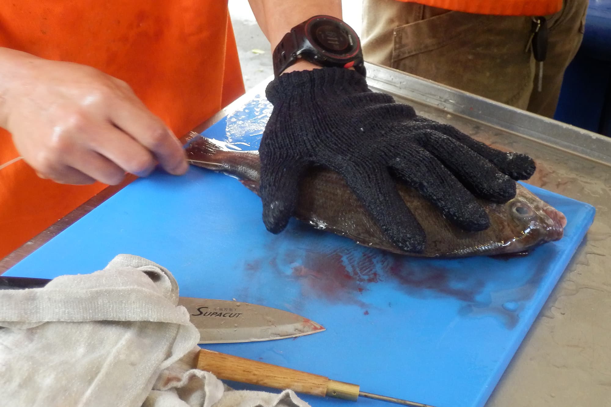 2019年10月、兵庫県明石浦漁港で卸業を営む中谷紀人さんが初めて渡仏した際、マルシェで日本の「活け締め」を披露した