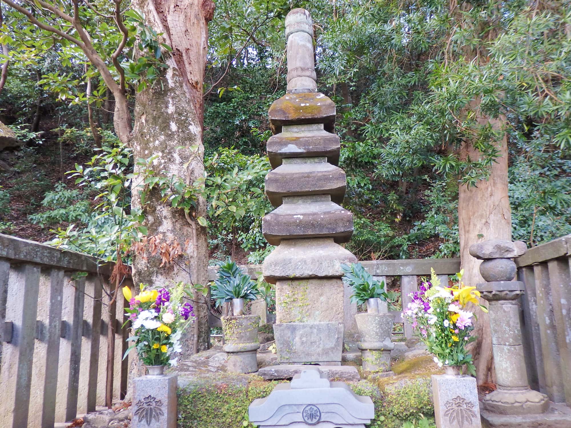 つわものどもが夢の跡……大倉幕府跡を見下ろす位置に立つ、源頼朝の簡素な墓
