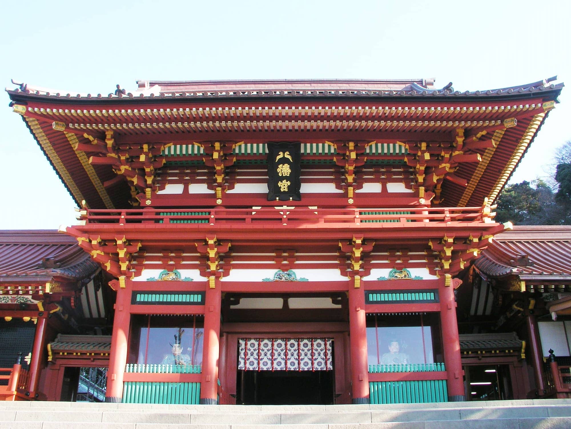 武家の古都・鎌倉で、源氏の氏神としての信仰を集め続けた、由緒ある神社