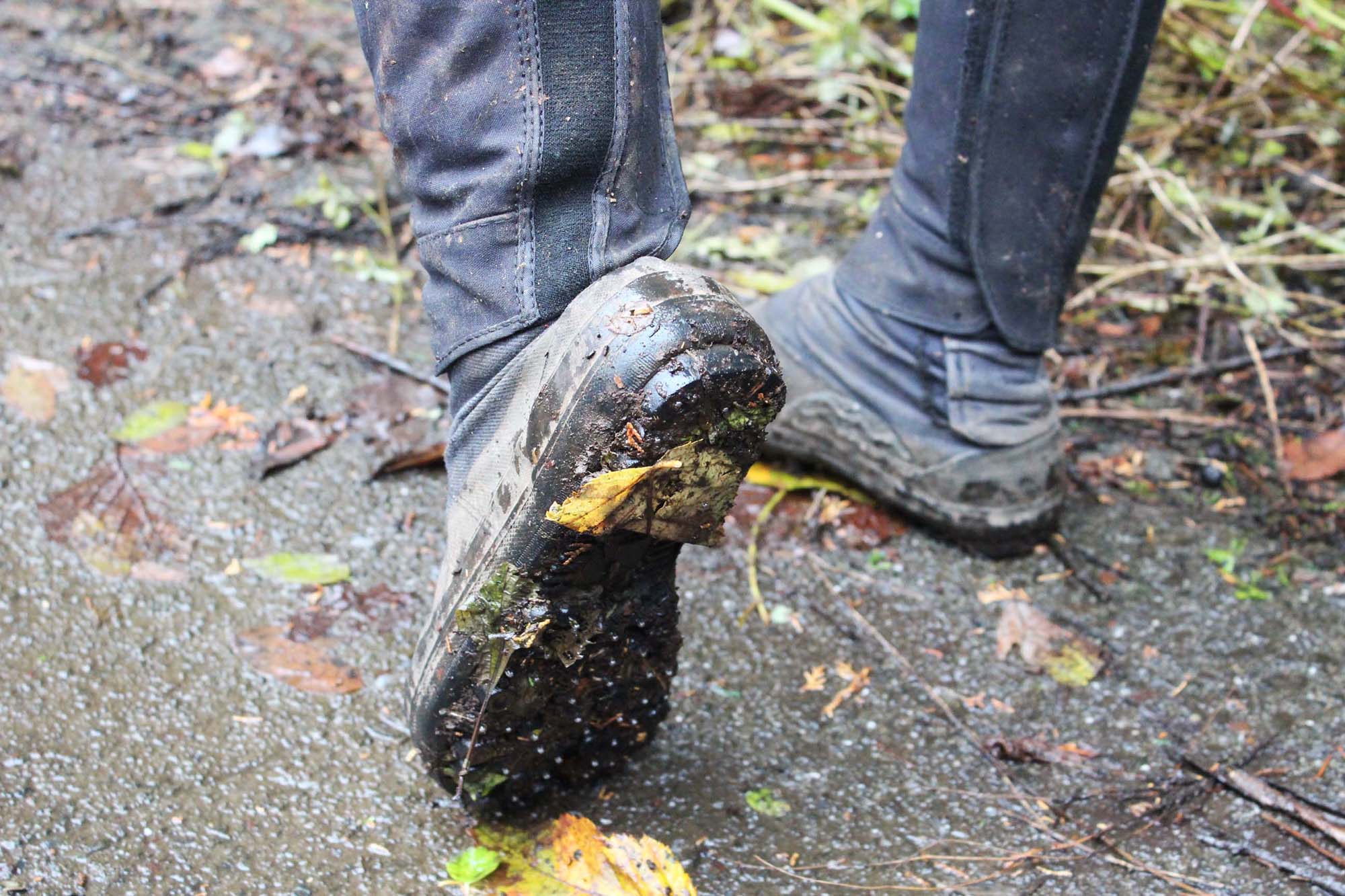 森林隊の基本アイテム、スパイク付きの地下足袋。林業のプロも用いる装備で、急峻な奥多摩エリアでの活動には必須だ