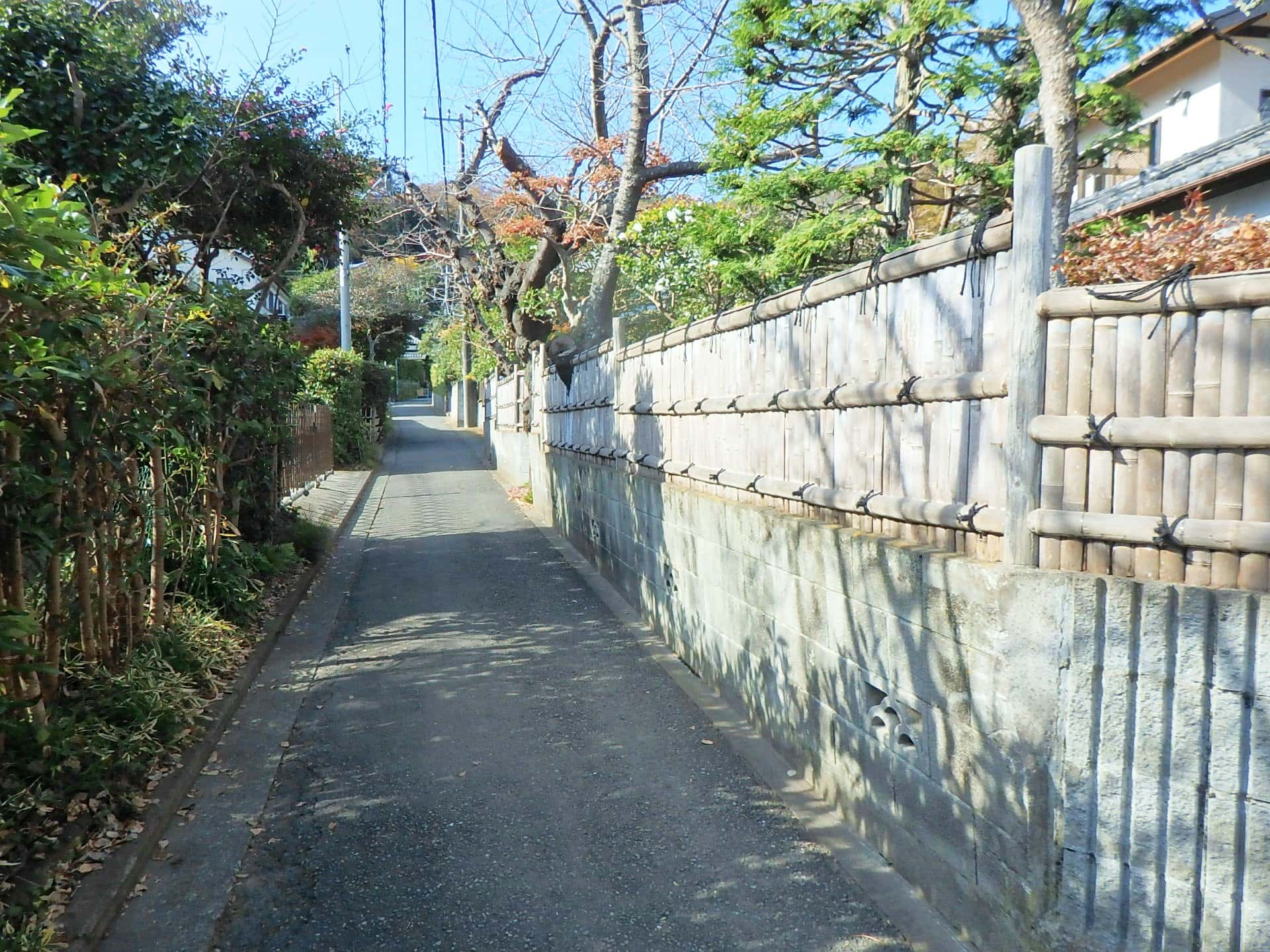 趣ある小径を歩いて。日本庭園レストラン・Sashoを経て寿福寺裏へ至る道