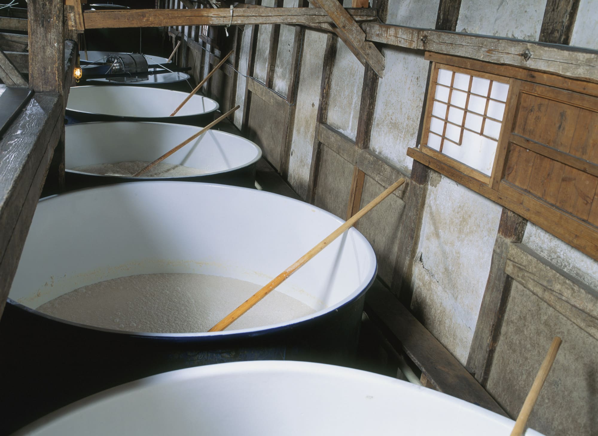 日本酒の仕込み風景。伝統製法では、それぞれの蔵に棲みつく酵母たちの働きが独自の芳醇さを醸し出す ©︎TAKASHI YAMAZAKI/SEBUN PHOTO /amanaimages