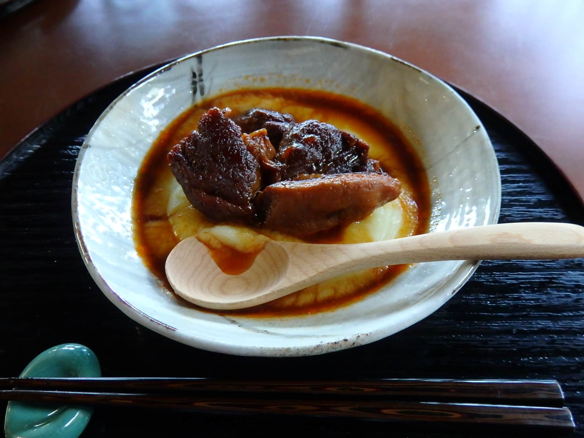 3日間じっくり煮込まれた、やわらかな豚のもみじ煮