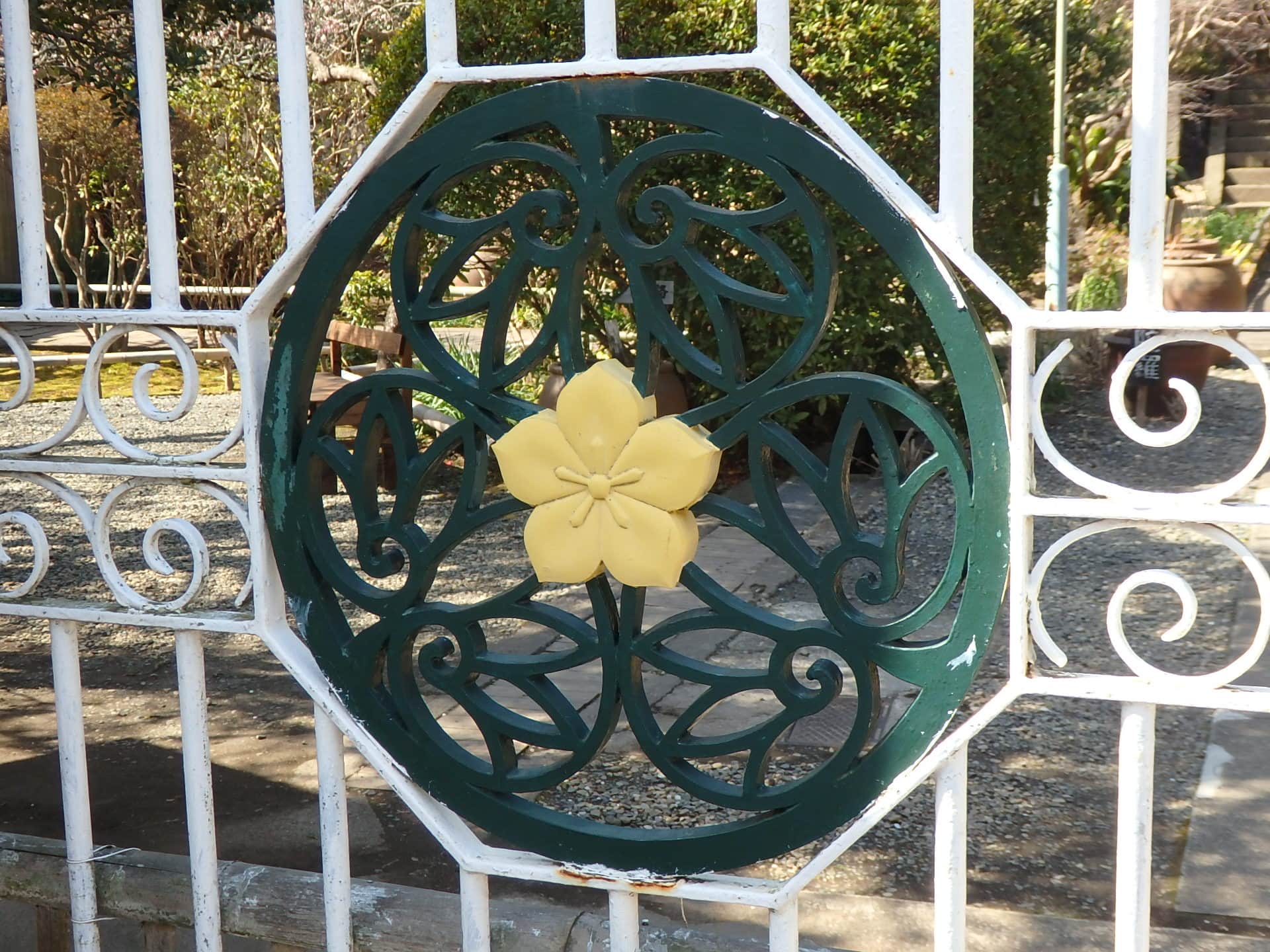 太田家の家紋・キキョウと、徳川家の家紋が組み合わせられた、しゃれた印象の通用門