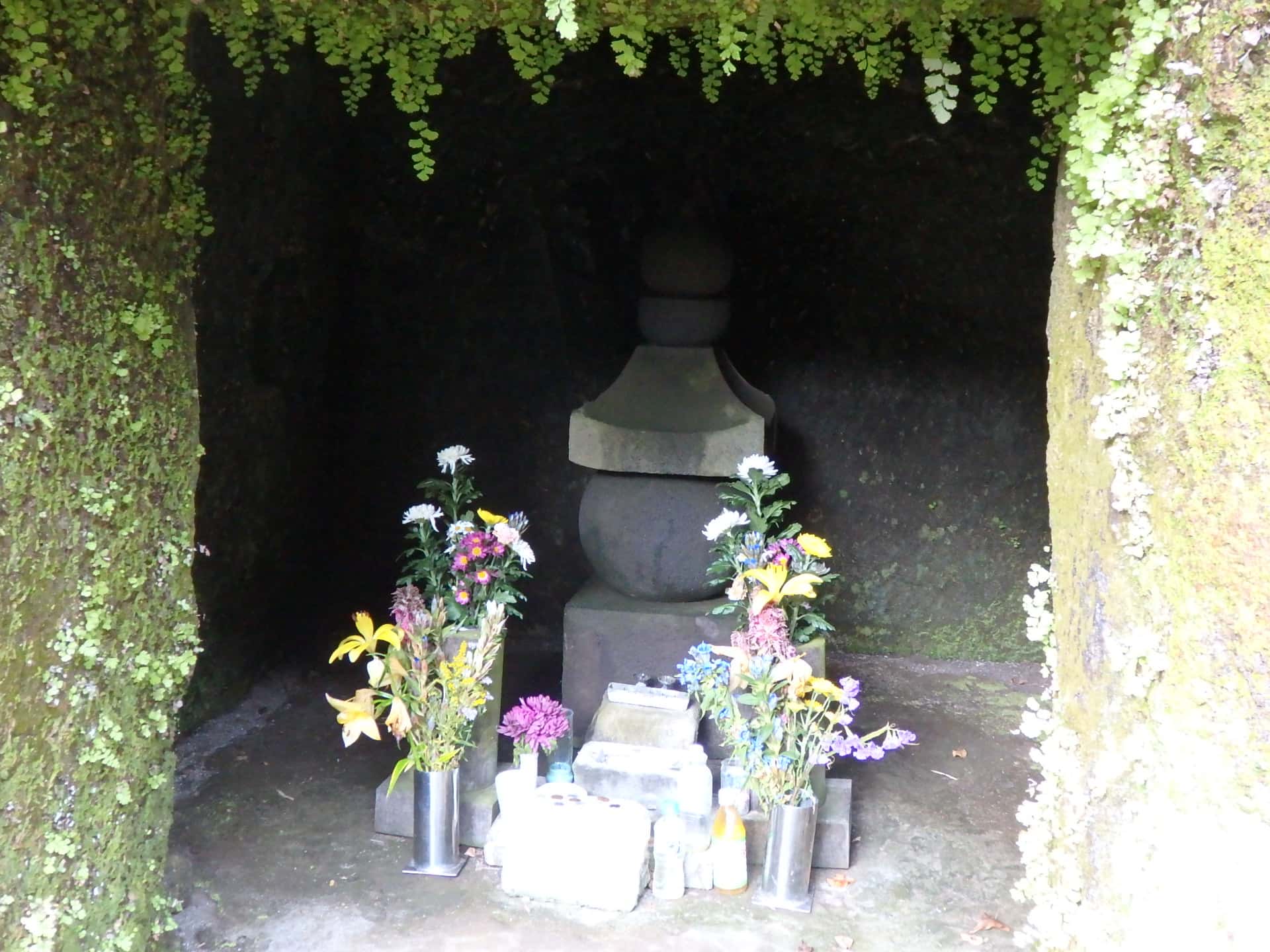 やぐらの中の大きな五輪塔、北条政子の墓。同じやぐら群に源 実朝の墓もあります