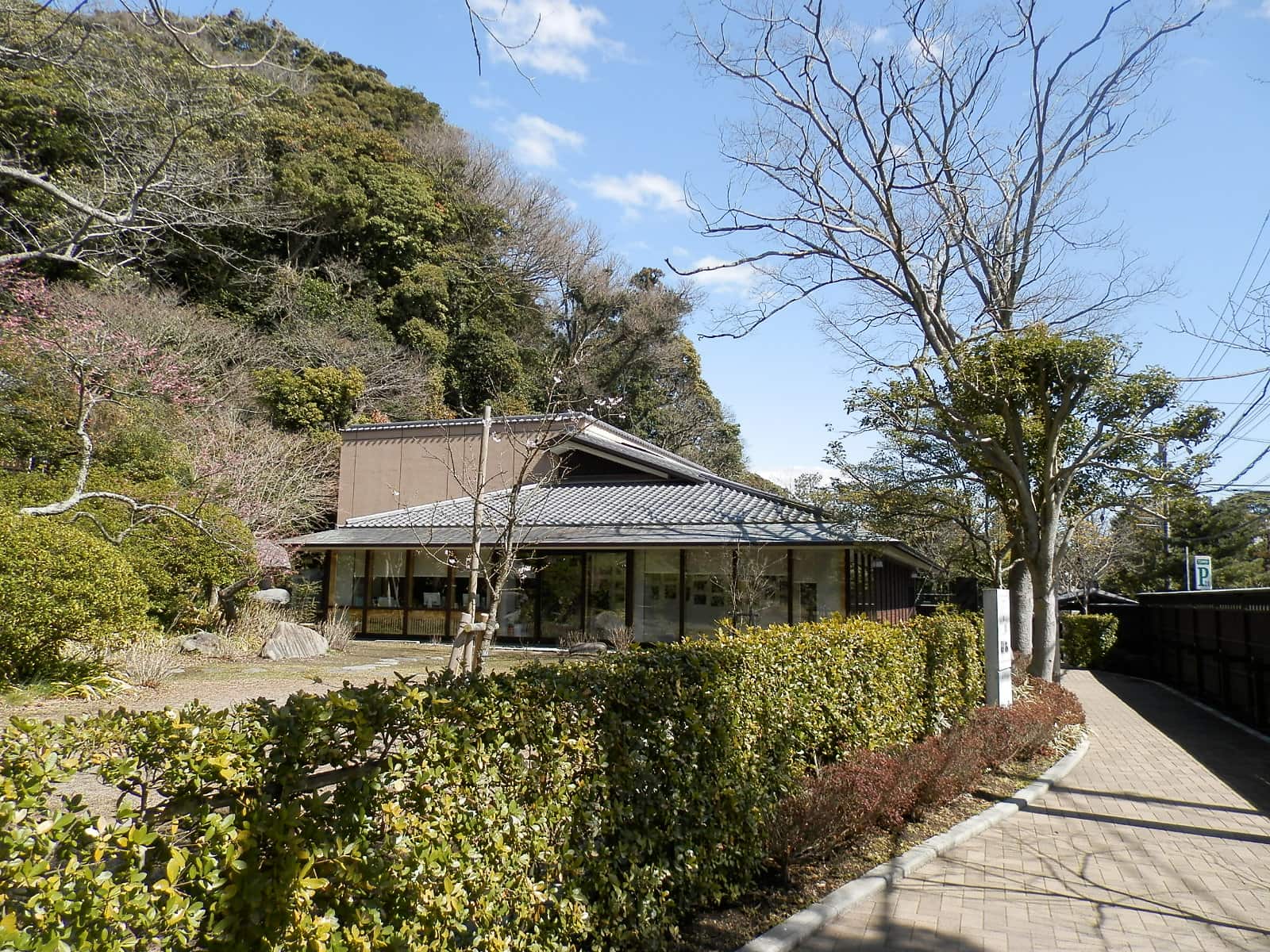 川喜多映画記念館。昔ながらの建築や板塀、路地……谷戸の緑を借景にした、こうしたまちの風情・景観も、心に安らぎを与えてくれる鎌倉の大切な宝物