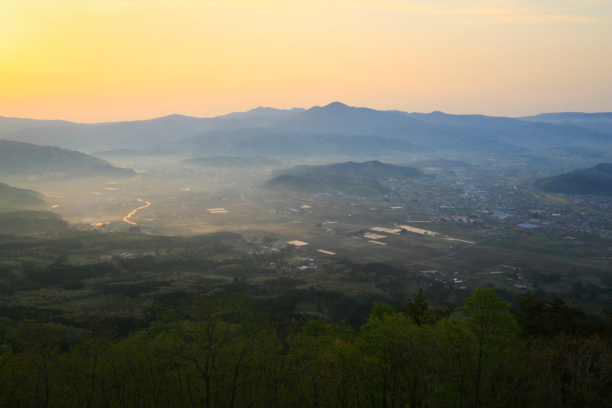 雲海に包まれた遠野の里 ©️TAKASHI NISHIKAWA/a.collectionRF /amanaimages