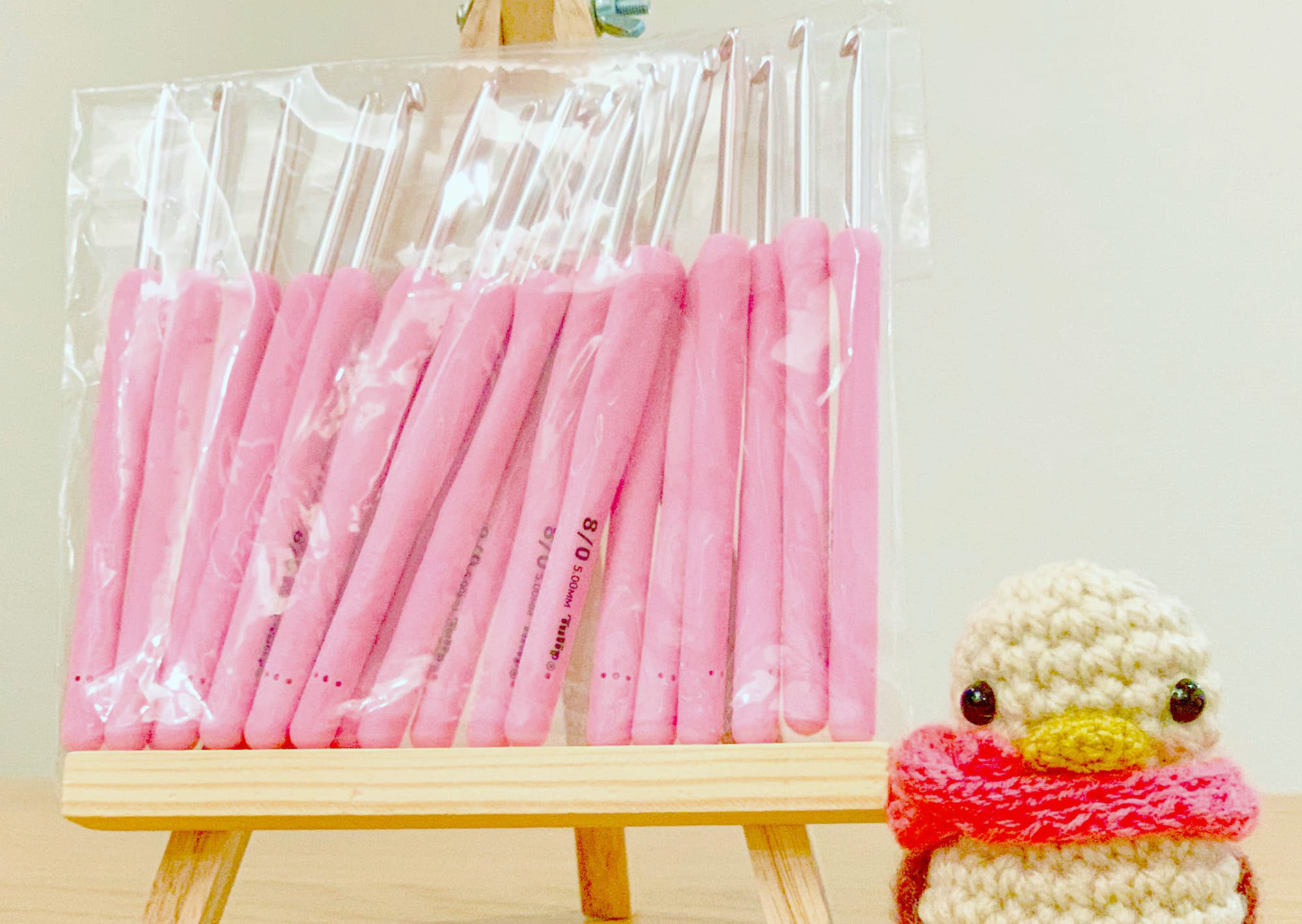 提供された毛糸（写真上）と、編み針（写真提供：早水悠登さん）