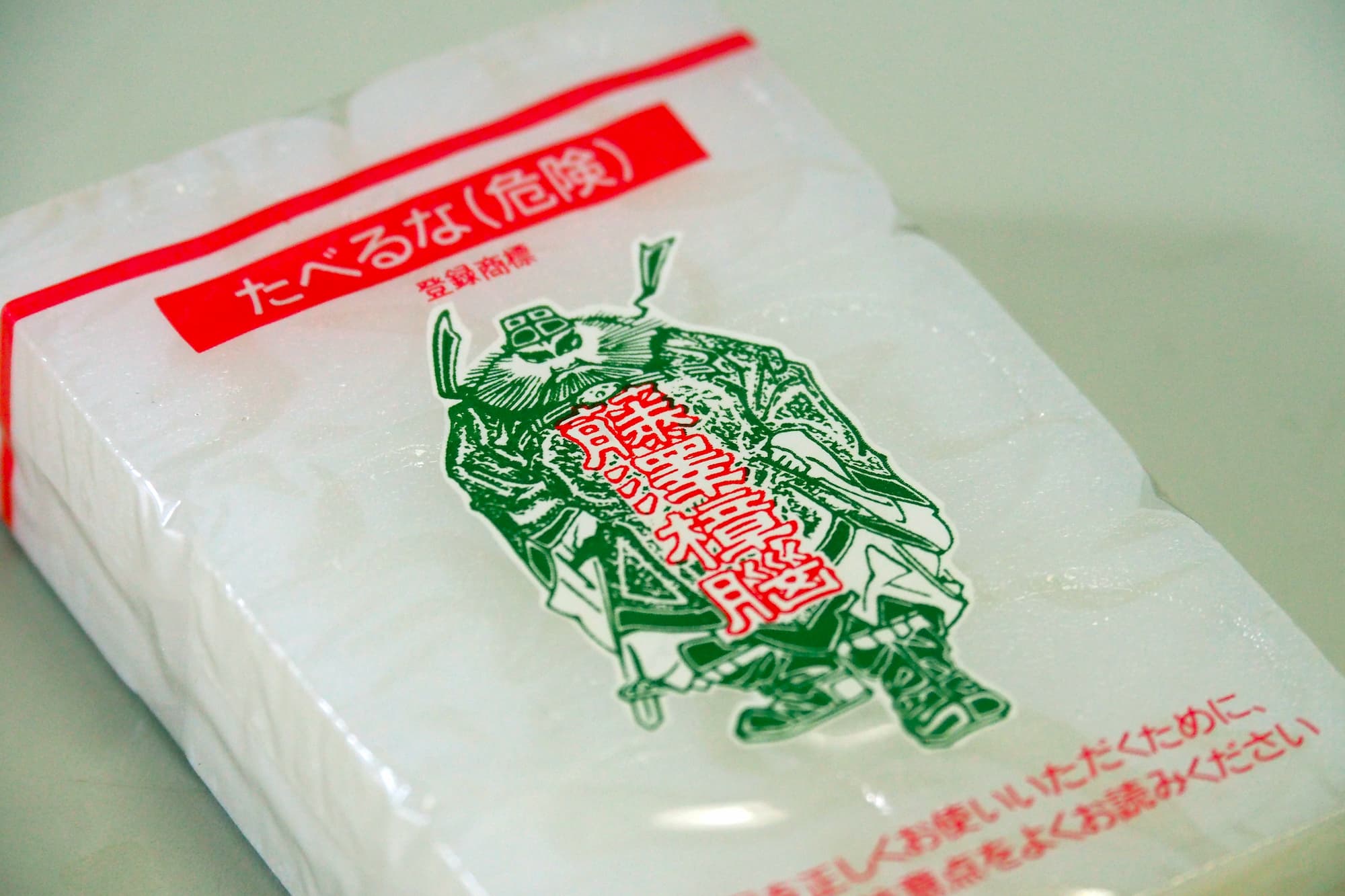 パッケージに魔除けの神様、鍾馗（しょうき）様が描かれています