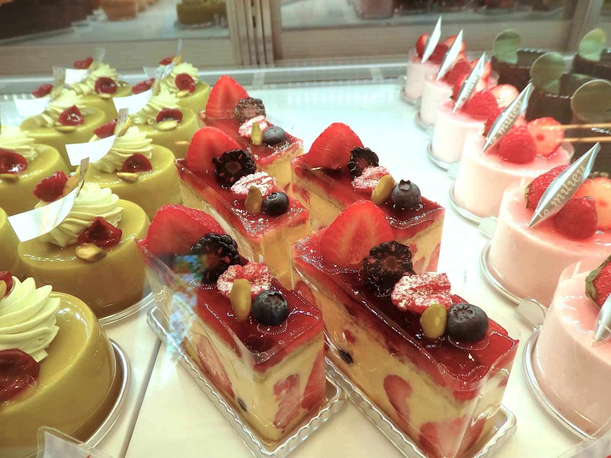 美しく上質なルミリュウのケーキ。店内のカフェでいただいても、お土産にテイクアウトしても