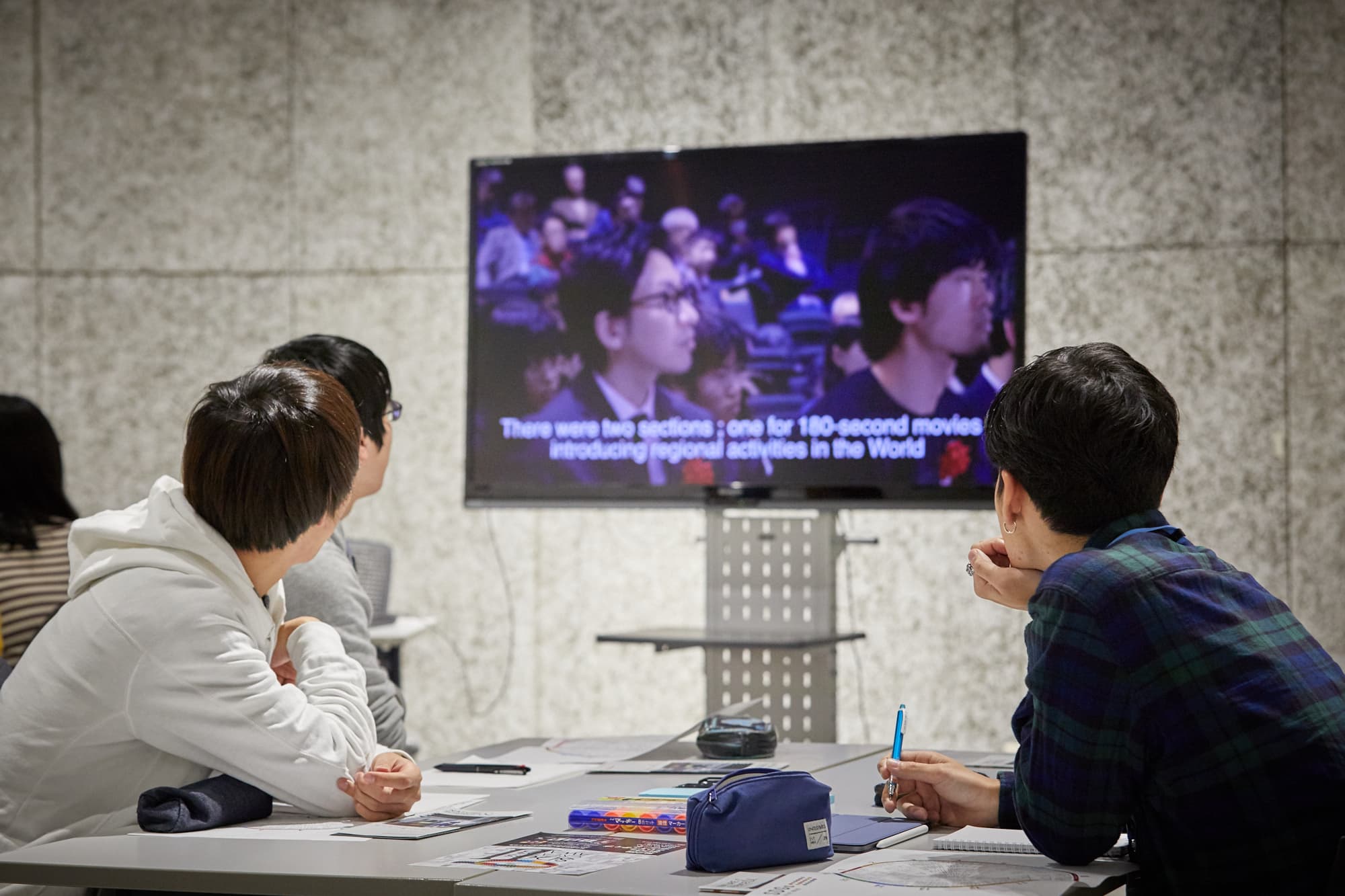 5つのグループに分かれた参加者たちが、前回の受賞作品を鑑賞