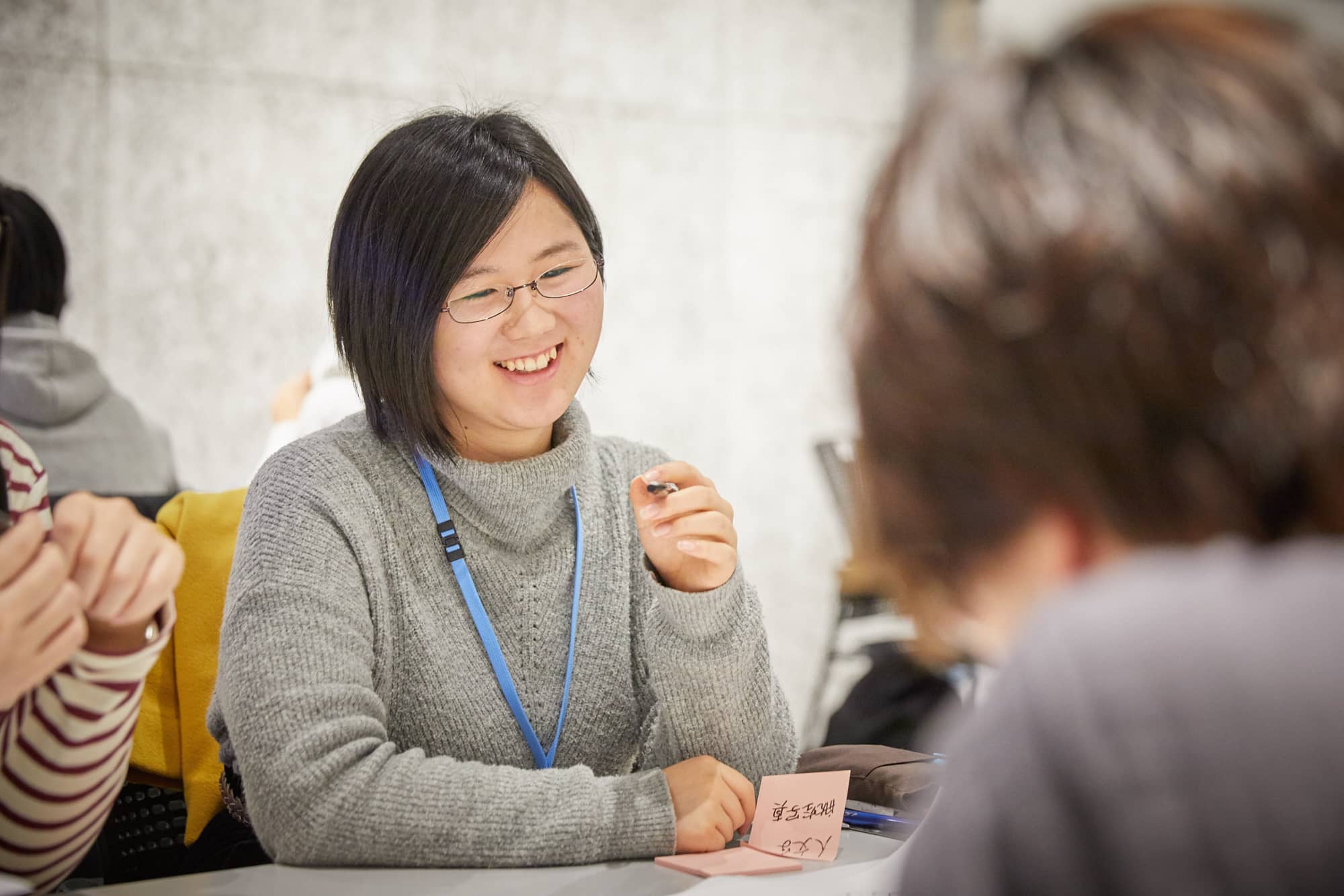 目標14「海の豊かさを守ろう」について発表するグループ。そのほか、目標2「飢餓をゼロに」を選んだグループは「外食やバイトで食べものに普段から接しながら無関心な同世代の大学生に対し、食品がどこから来るか、消費の手軽さや怖さを伝えたい」と考えました。また、目標16「平和と公正をすべての人に」を選んだグループは「スクールカースト（学校内の見えない序列）や大人同士にもイジメがある日本社会。ホロコースト（民族浄化）の歴史を自分たちの立場に置き換えて考えられると思う」と発表