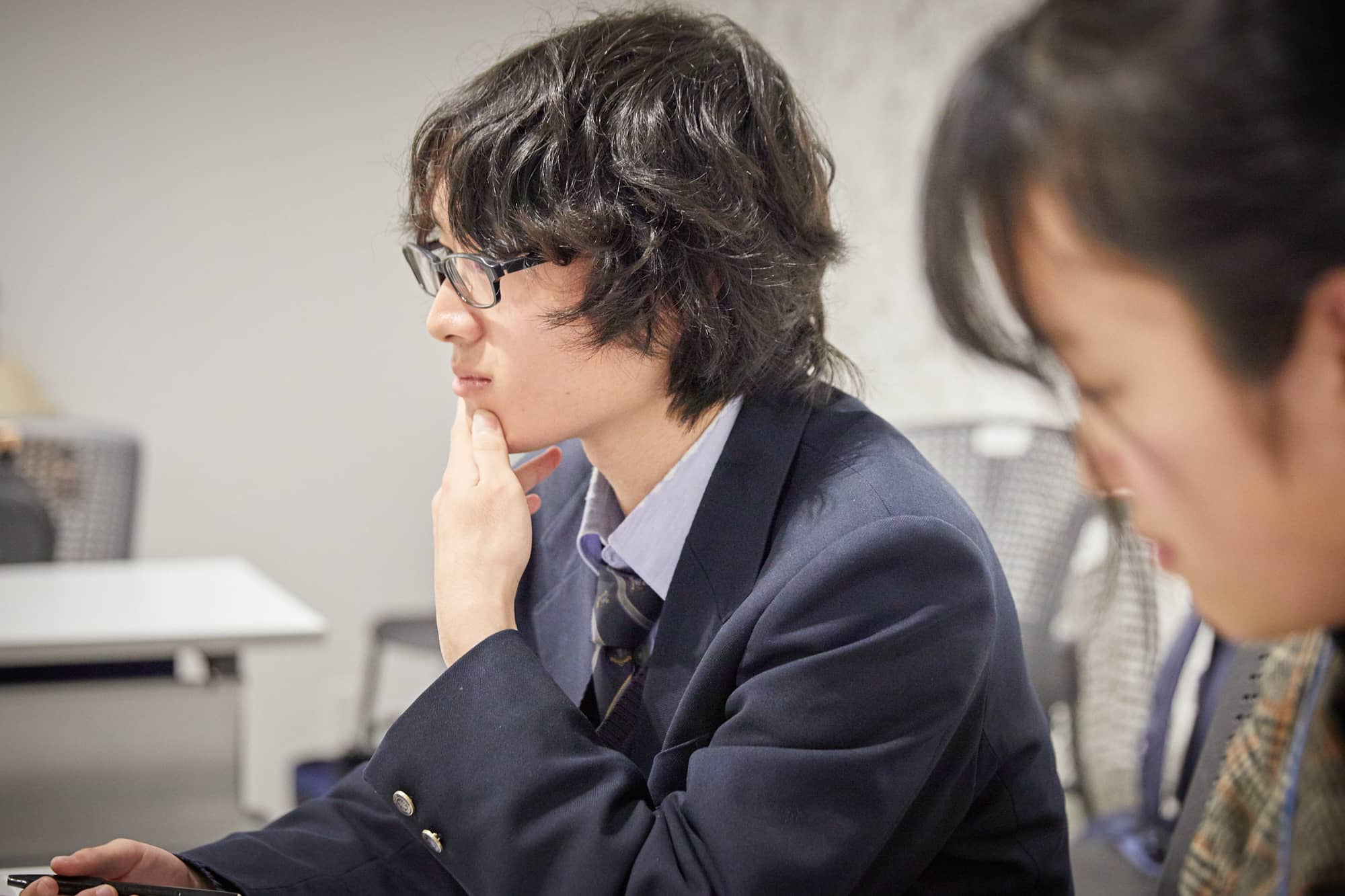 目標14「海の豊かさを守ろう」について発表するグループ。そのほか、目標2「飢餓をゼロに」を選んだグループは「外食やバイトで食べものに普段から接しながら無関心な同世代の大学生に対し、食品がどこから来るか、消費の手軽さや怖さを伝えたい」と考えました。また、目標16「平和と公正をすべての人に」を選んだグループは「スクールカースト（学校内の見えない序列）や大人同士にもイジメがある日本社会。ホロコースト（民族浄化）の歴史を自分たちの立場に置き換えて考えられると思う」と発表