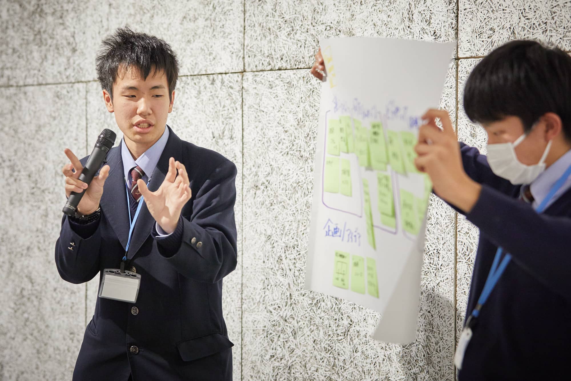 目標14「海の豊かさを守ろう」について発表するグループ。そのほか、目標2「飢餓をゼロに」を選んだグループは「外食やバイトで食べものに普段から接しながら無関心な同世代の大学生に対し、食品がどこから来るか、消費の手軽さや怖さを伝えたい」と考えました。また、目標16「平和と公正をすべての人に」を選んだグループは「スクールカースト（学校内の見えない序列）や大人同士にもイジメがある日本社会。ホロコースト（民族浄化）の歴史を自分たちの立場に置き換えて考えられると思う」と発表