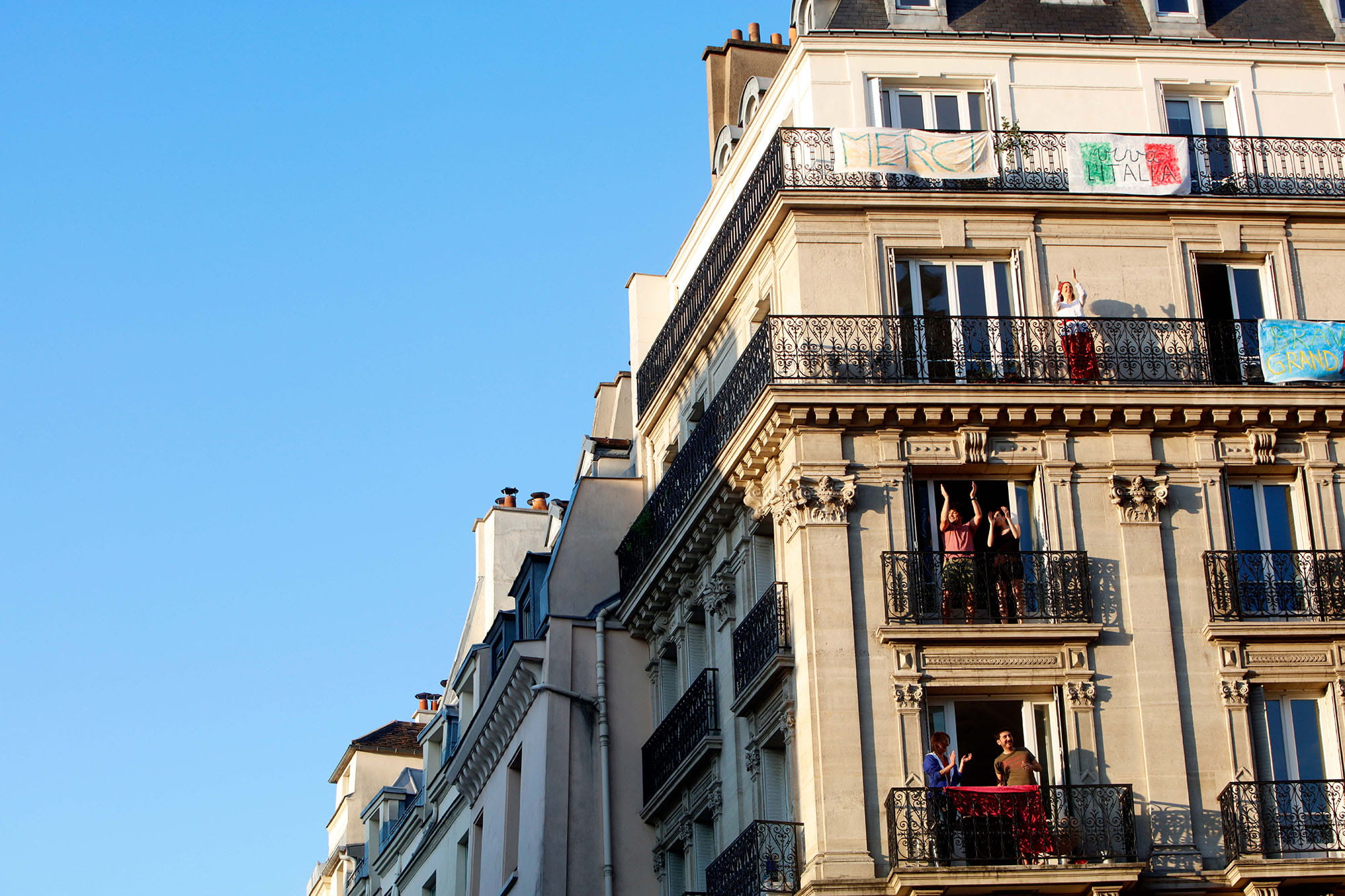 新型コロナウイルスに立ち向かう医療従事者に感謝の気持ちを伝えるため、人々が同時刻に一斉に拍手を送る活動が各国で広まっている。ロックダウンしたフランス・パリでも、窓からから拍手を送る姿があちこちで見られる ©️Pacific Coast News/amanaimages