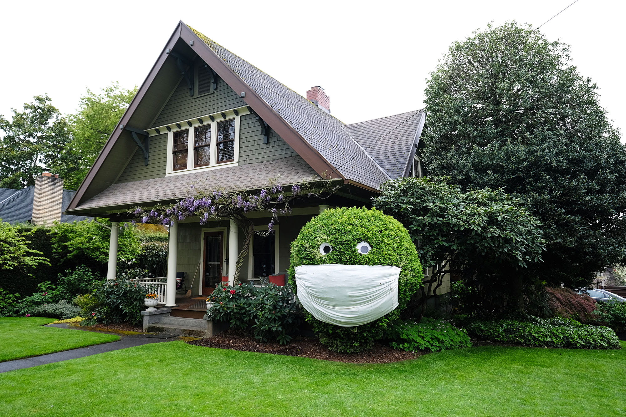 世界規模でのコロナ禍の中、人々は厄災が一刻でも早く過ぎ去るよう願う。米国のとある家では、庭木にもマスクを備えていた ©️Sipa USA/amanaimages