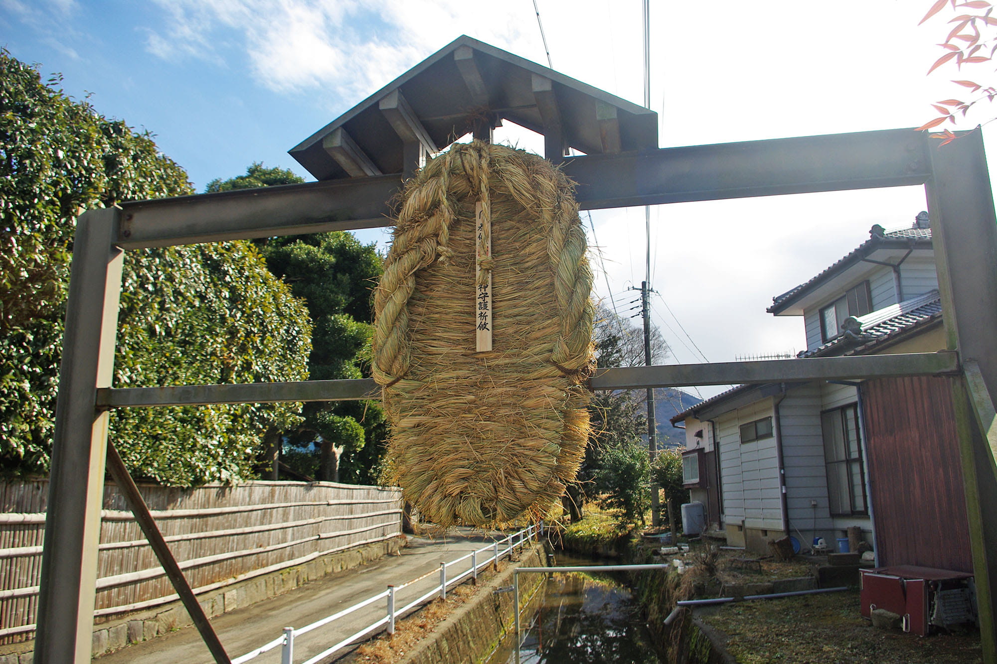 五味田の大草鞋。大男がいると思わせて疫病を追い払うユニークな戦法 撮影：畑中章宏（2012年2月8日）
