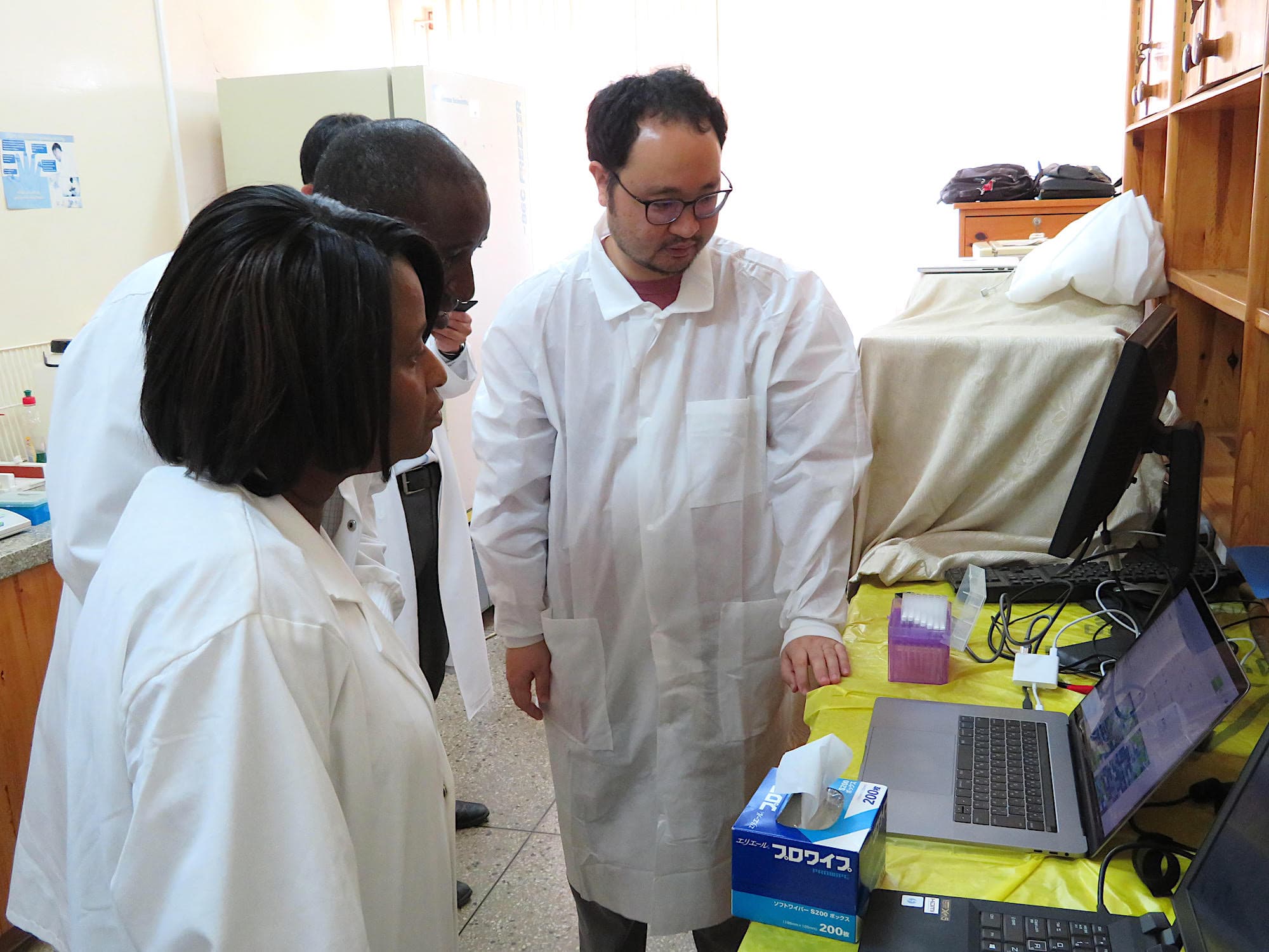 アフリカ・ザンビアの病院で感染症のゲノム解析をする中川さん（2018年1月）