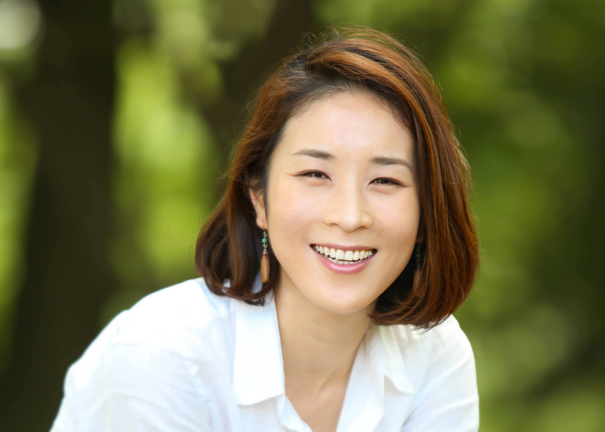 小野なぎさ／一般社団法人 森と未来 代表理事。認定産業カウンセラー、森林セラピスト。東京農業大学 地域環境科学部 森林総合科学科卒業。企業のメンタルヘルス対策を支援する会社で、森林を活用した研修を開発。都内心療内科にカウンセラーとして勤務後、「保健農園ホテルフフ山梨」の立ち上げを経験し、森林セラピストとして活動。2015年、一般社団法人 森と未来を設立。 「森林浴」、「森を感じる自分の時間」に着目し、国内外で活動を行う。2019年～2022年林野庁林政審議会委員・地球環境小委員会委員 https://www.fwithf.org