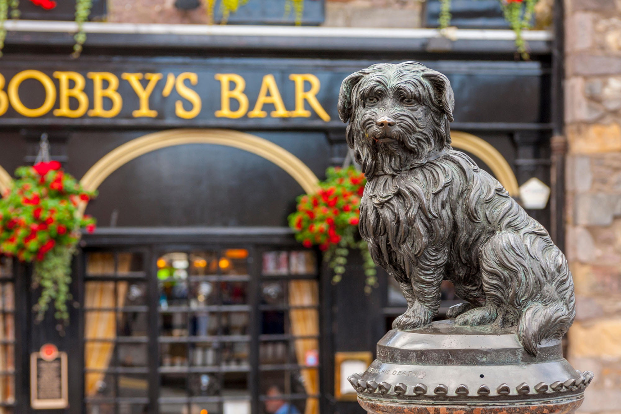 ボビーの犬種はスカイ・テリア。銅像は観光名所になっている ©️Ian Goodrick / Alamy /amanaimages