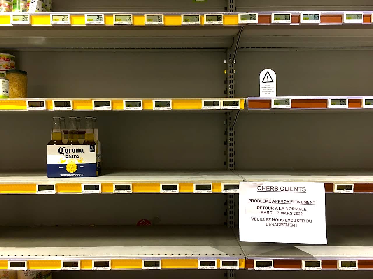 2020年3月17日 ロックダウンが正午から正式に実行される日の午前。 近所のスーパーでは在庫切れの棚が目立った
