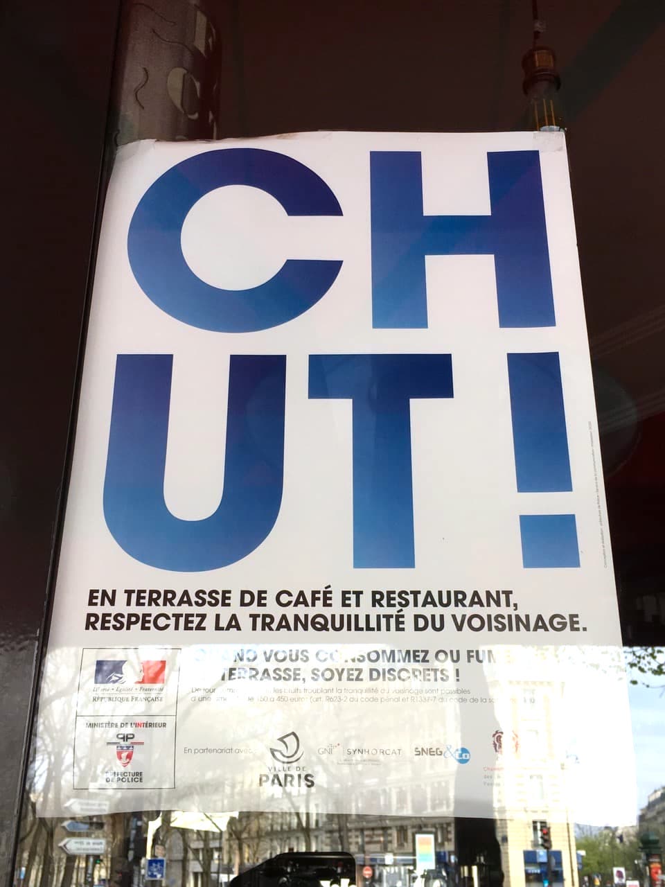 2020年3月22日（4日目） 夜な夜な騒々しく近隣迷惑にもなりがちな カフェの店先に貼られたポスター「しっ！」が 一夜にして場違いになってしまった街中