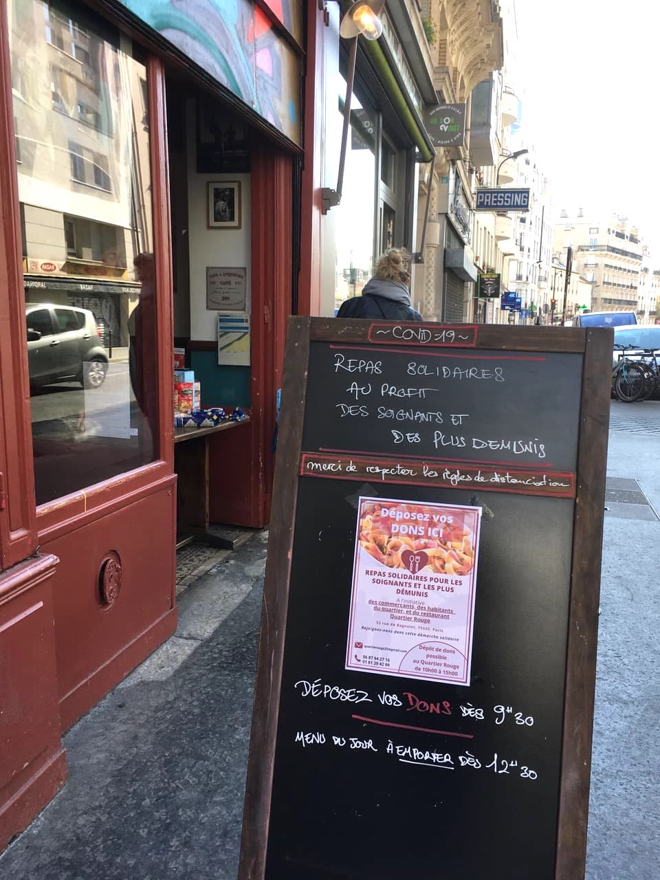 2020年4月1日（15日目） 近所の閉鎖中のビストロは、貧困層に配布する食糧援助を 受け付け、集まった食糧を厨房で調理して配給した