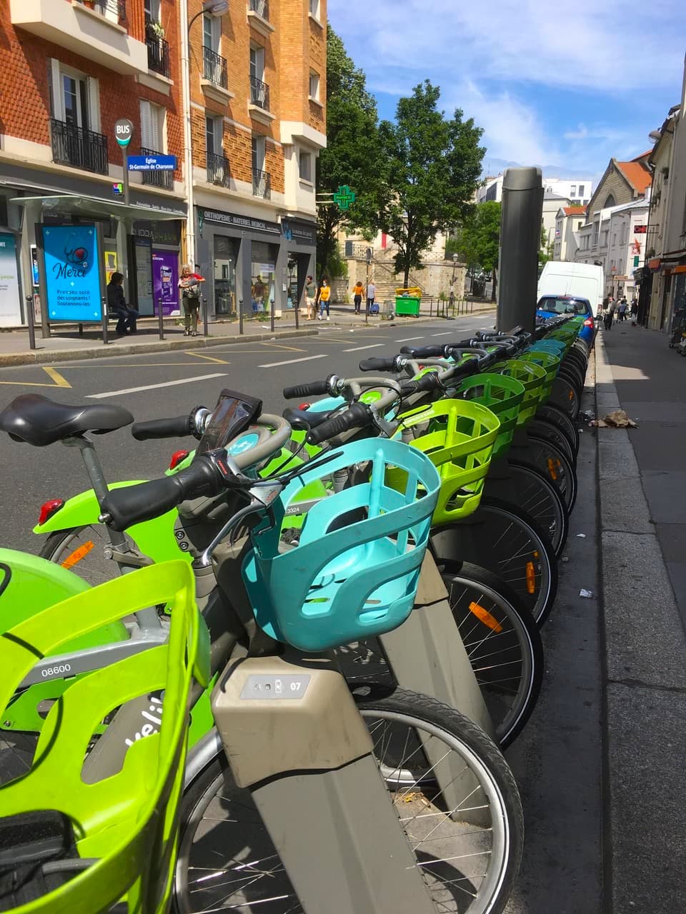 2020年5月8日（52日目） 公共自転車「ヴェリブ」の利用者も激少したが、 自己管理でハンドルやサドルを消毒することで 利用者数も回復していくだろう