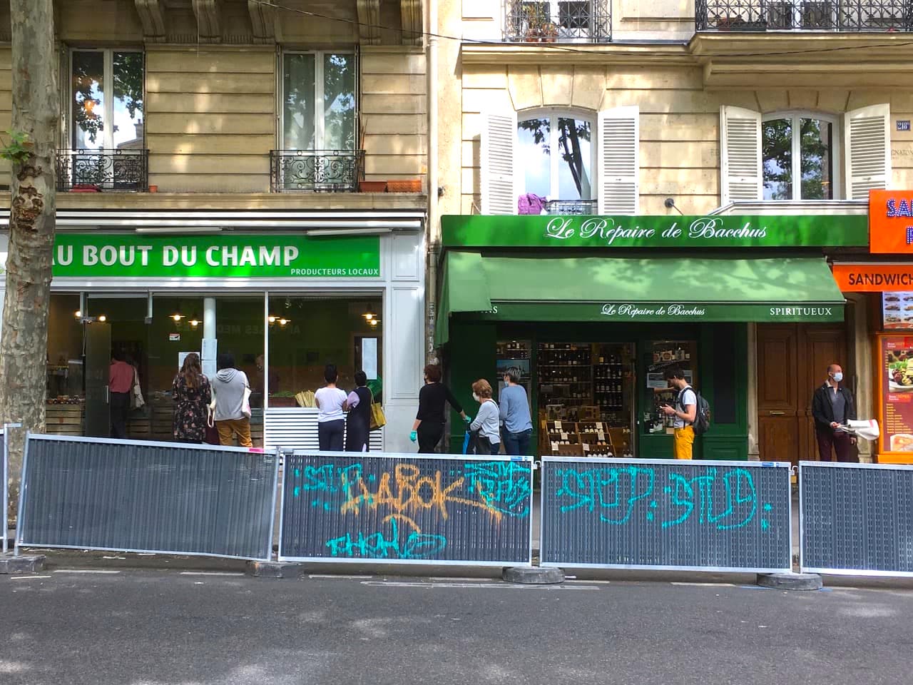 2020年5月9日（53日目） 全ての公共空間で、1mの間隔を守って列をつくる