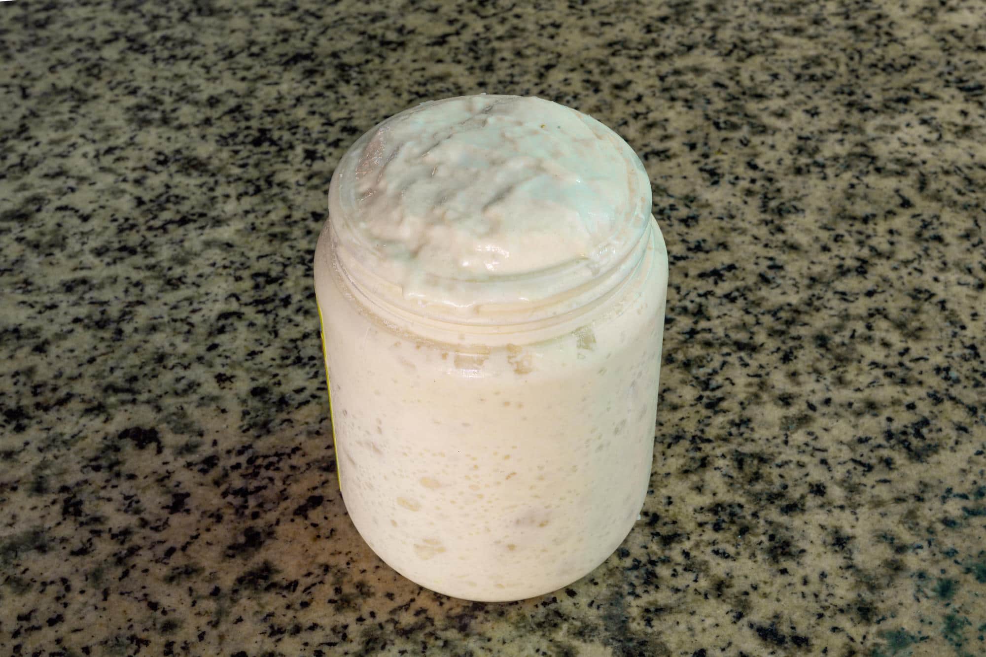 ドーム状に盛り上がったサワー種（サワードゥ）。温かい部屋（室温21℃くらい）で14〜24時間ほど熟成させると、代謝が始まりガスが発生する ©︎ Andre M. Chang / Alamy /amanaimages