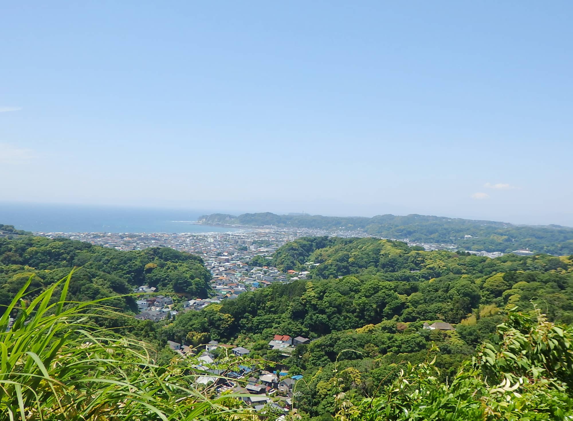 「今回のさんぽ道」は、おやすみです 写真：衣張山（浄明寺緑地付近）から鎌倉の三方を望む山並みや相模湾を望む（2019年5月撮影）