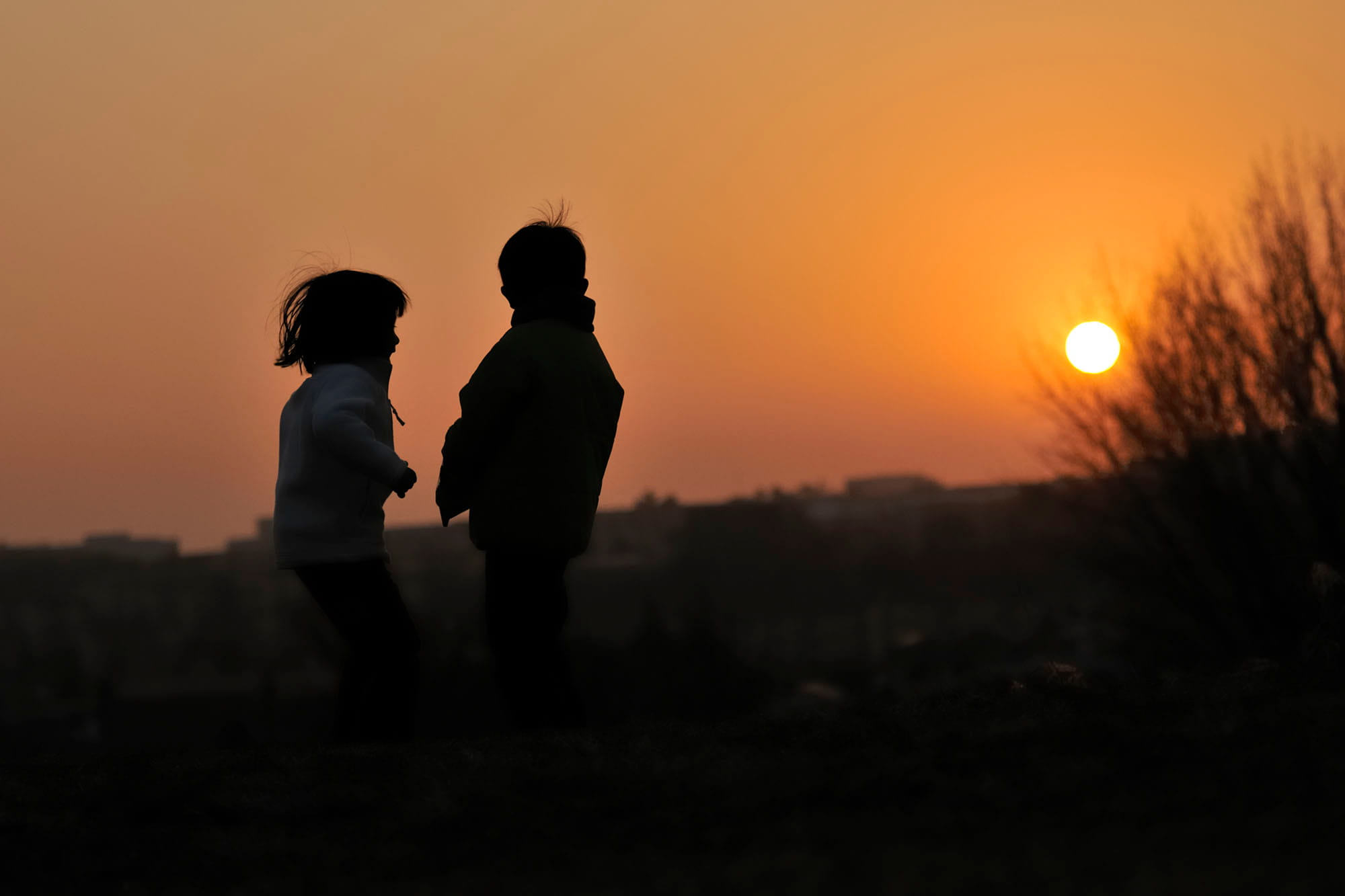 薄暗い夕暮れ時の問いかけの言葉「誰（た）そ彼（かれ）は＝あれは誰？」が語源という「黄昏（たそがれ）」は、人の影を “時” に投影した美しい言葉 ©︎Fumio Nabata/a.collectionRF/amanaimages