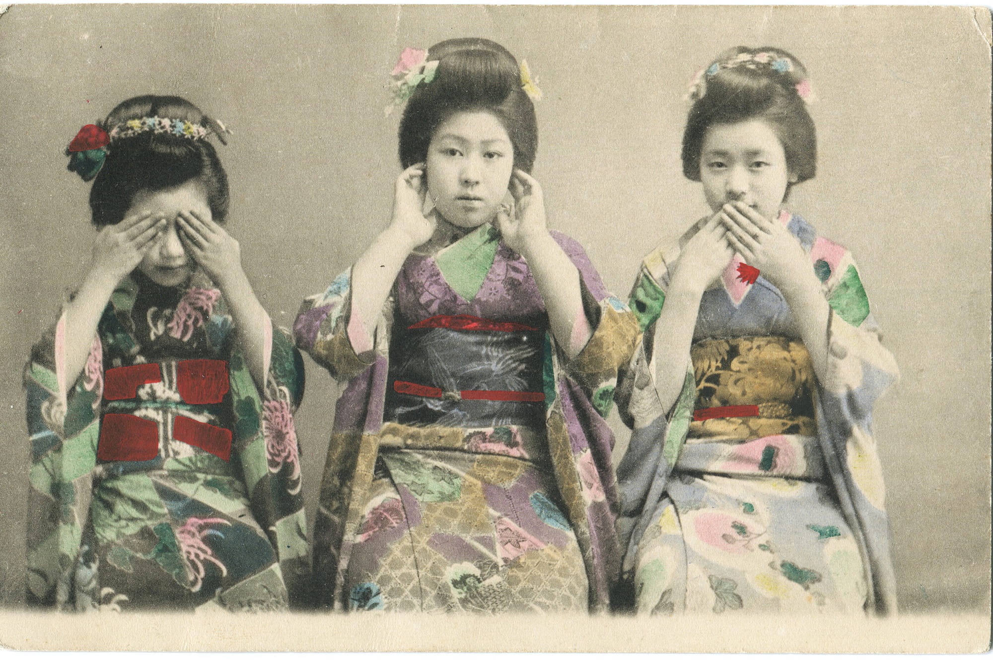 明治時代〜大正初期に撮影された女性像（手彩色絵葉書）。見ざる・聞かざる・言わざるの仕草が愛らしい ©︎CAPSULE CORP. /amanaimages