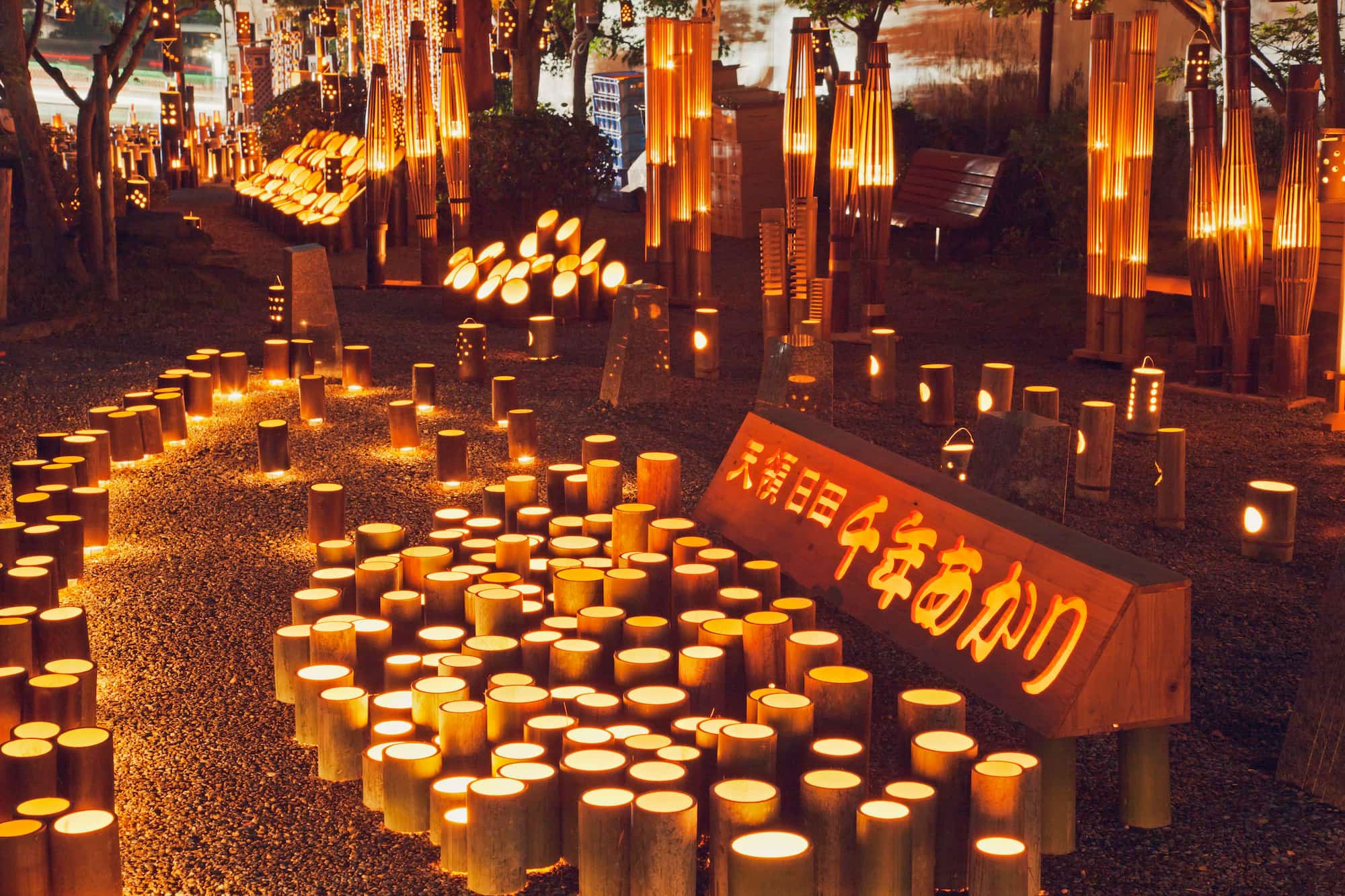 約3万本の竹燈籠（たけどうろう）が灯される、大分県日田市の「千年あかり」 ©︎ TAKAHIRO MIYAMOTO/SEBUN PHOTO /amanaimages
