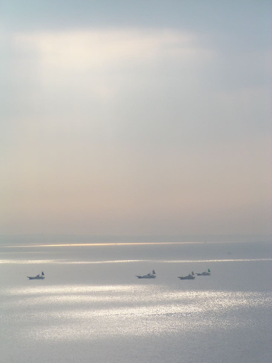 たゆたう波間に浮かぶ漁船。 人と人とのソーシャルディスタンスが求められる今…… 母なる自然を守り育てるために、「人と自然」の距離を再考していくことも大切