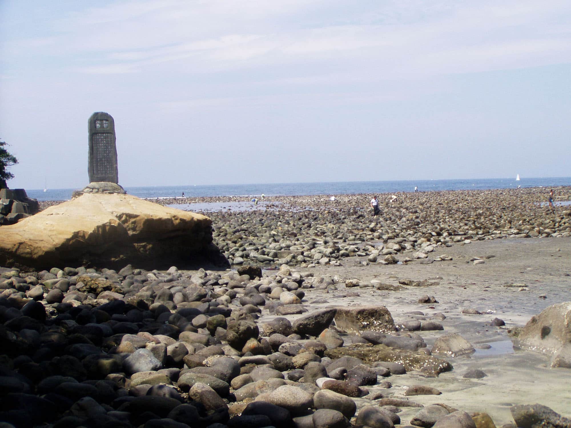 鎌倉時代の港の跡・和賀江嶋。大潮の日の干潮時、丸石が累々と積まれた磯が海上に出現する