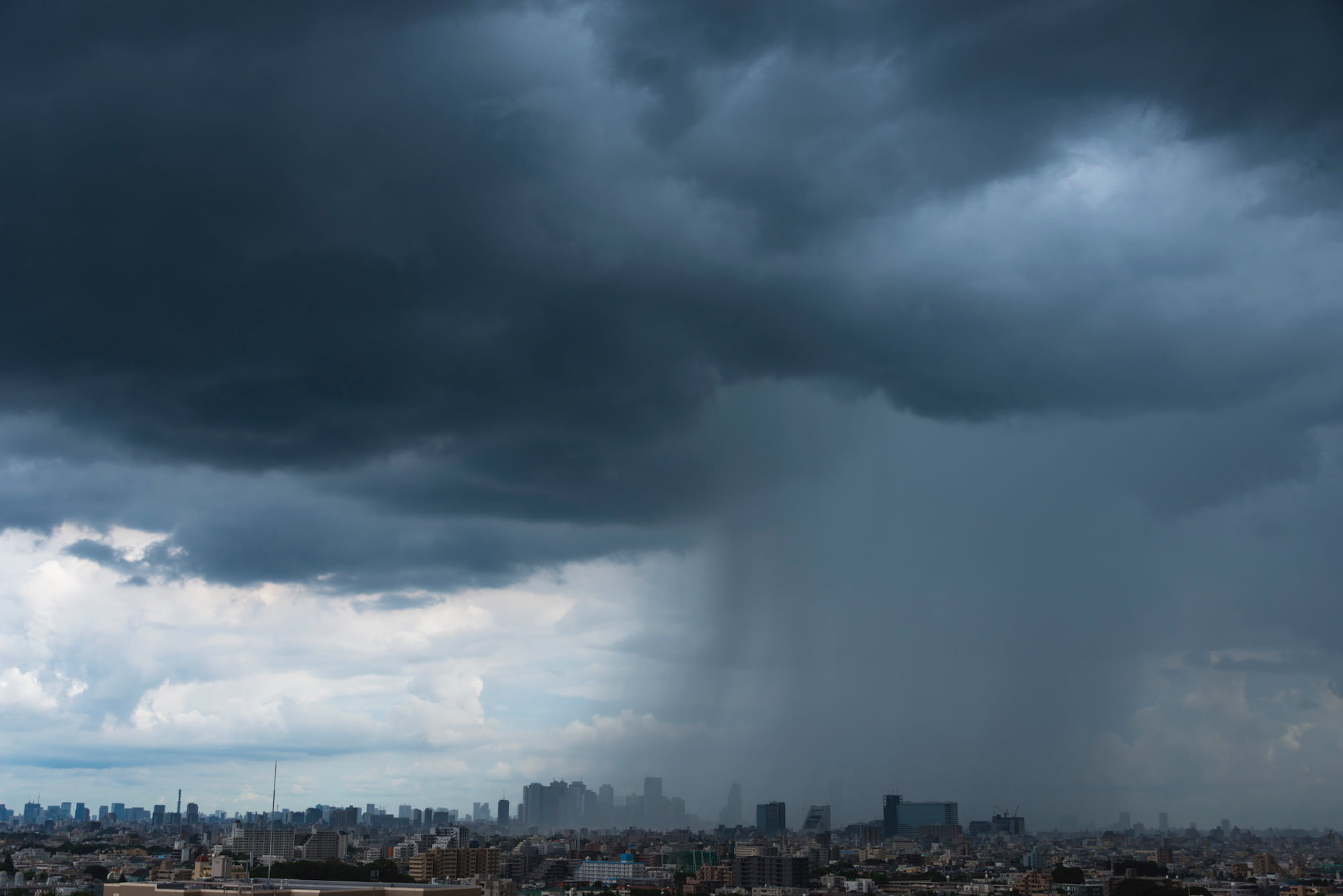 傘をさすのが間に合わないことも…… ©︎ Yutaka Isayama/a.collectionRF /amanaimages