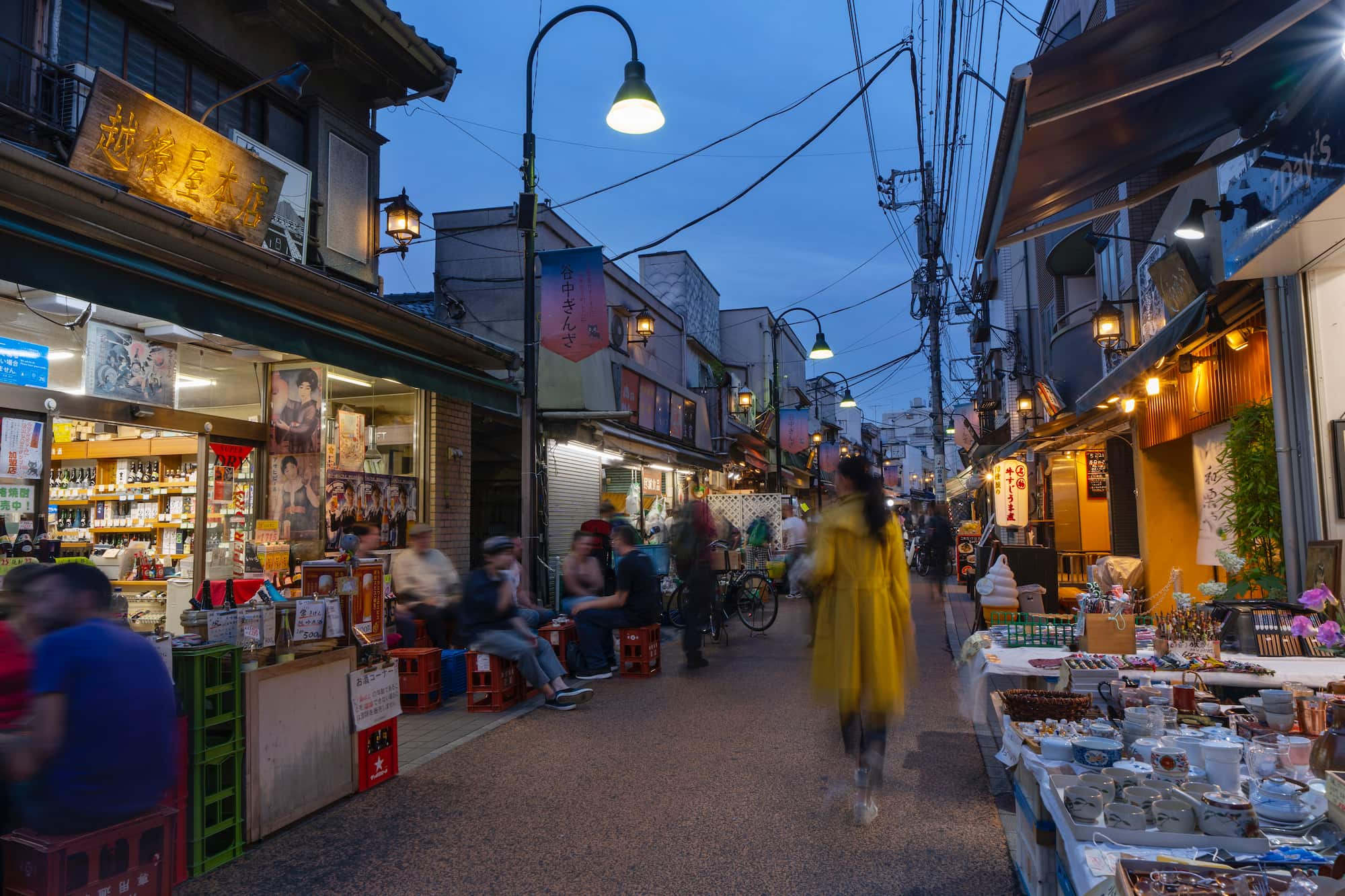 東京・谷中銀座商店街の夜景 ©︎  FILM MAKER 2000/a.collectionRF /amanaimages