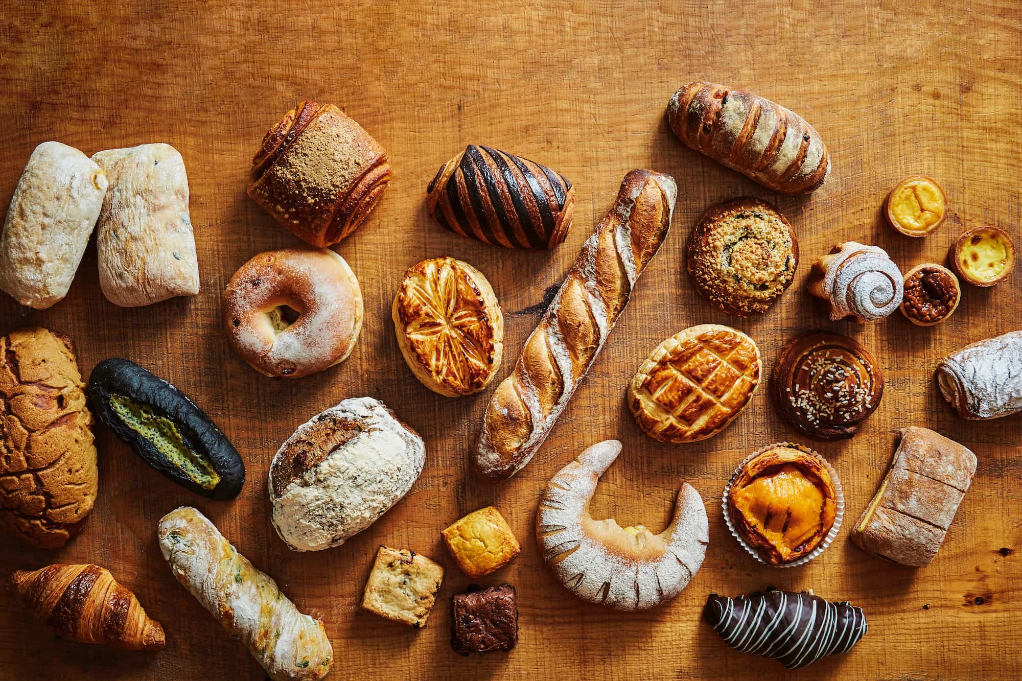 たくさんの種類のパン（イメージ） ©︎  MANOIMAGES /amanaimages