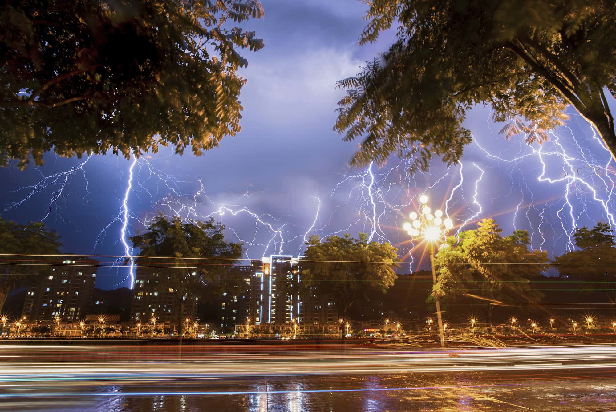 雷鳴が聞こえたら屋内へ退避！ ©︎ Top Photo Corporation /amanaimages