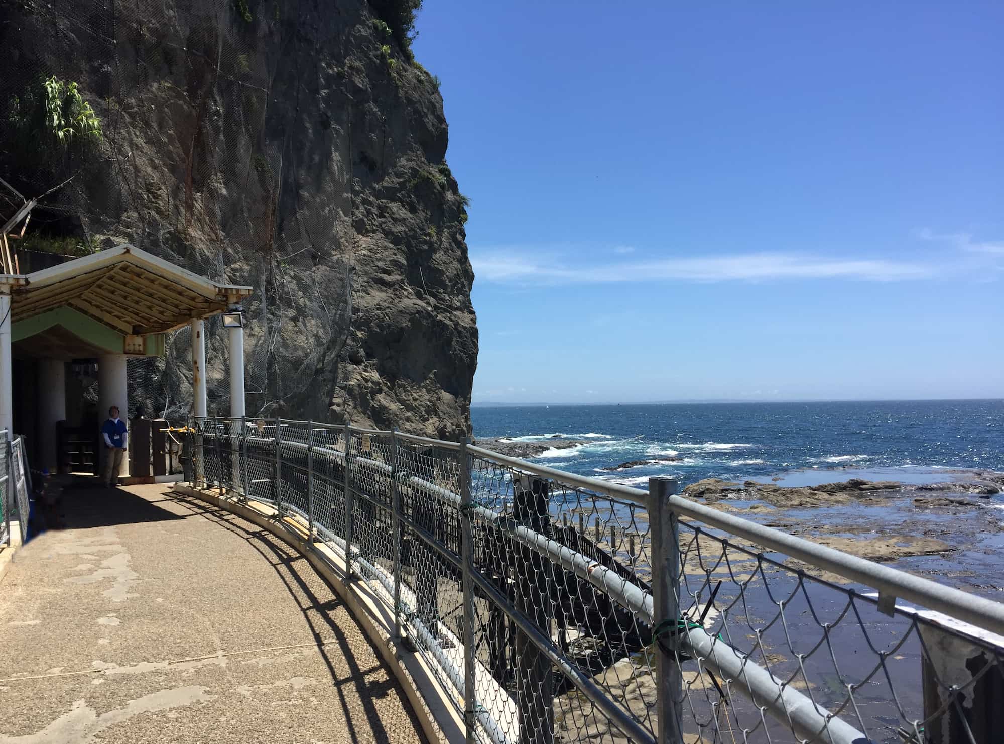 弘法大師空海や日蓮上人も修行を積み、源 頼朝が戦勝祈願をしたといわれる岩屋。江戸時代には弁財天信仰で、多くの人が訪れた