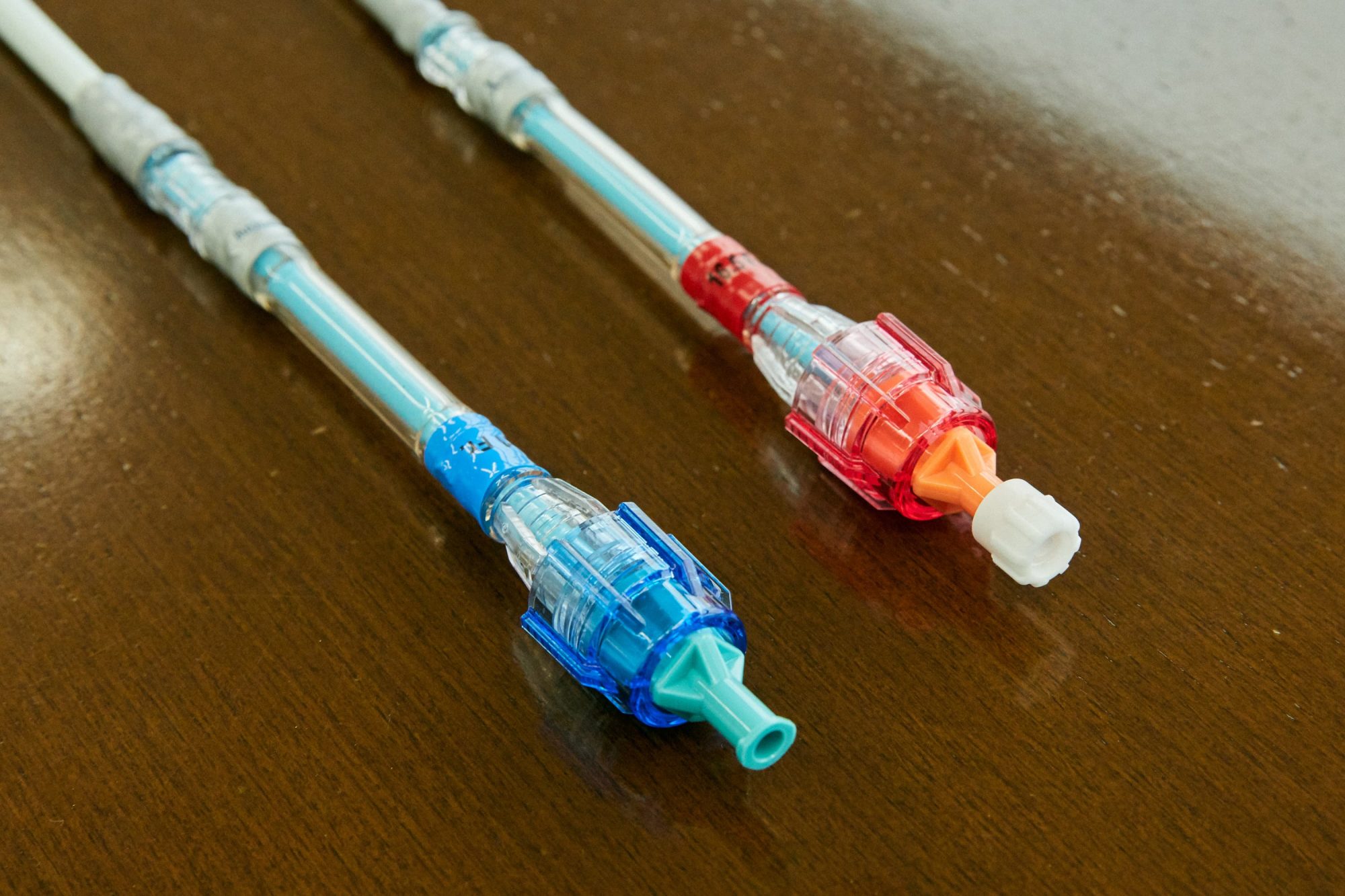 脱血用と返血用のカテーテルはそれぞれサイズが3種類あり、静脈を示す青、動脈を示す赤に色分けされている。あらかじめヘパリンを加えた生理的食塩水で濡らした上で、まず血管に刺した直径1.3 mmの導入針からガイドワイヤーを挿入。これに沿ってプレダイレーターという樹脂でできた円筒状のデバイスを入れ、血管の穿刺孔（せんしこう）を拡張する。プレダイレーターを抜き取ったあと、ガイドワイヤーに沿ってダイレーターとカテーテルを挿入し、ダイレーターとガイドワイヤーを抜き取りカテーテルを留置する。脱血用と返血用のラインにそれぞれのカテーテルをつなぐ