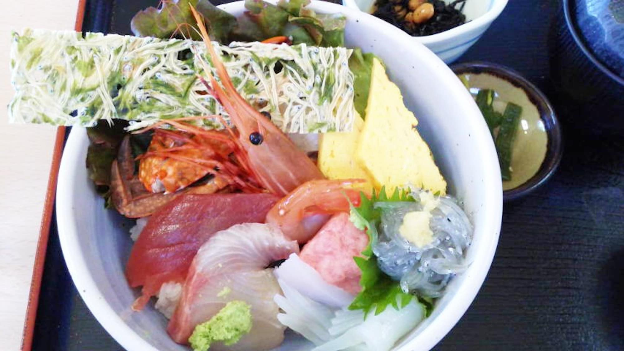 相模湾がはぐくむ、つるりと新鮮な生シラスや、パリパリとした歯触りのたたみいわしなど、地元の海の幸に舌鼓。青銅の鳥居そば「貝作」の海鮮丼（2019年撮影）
