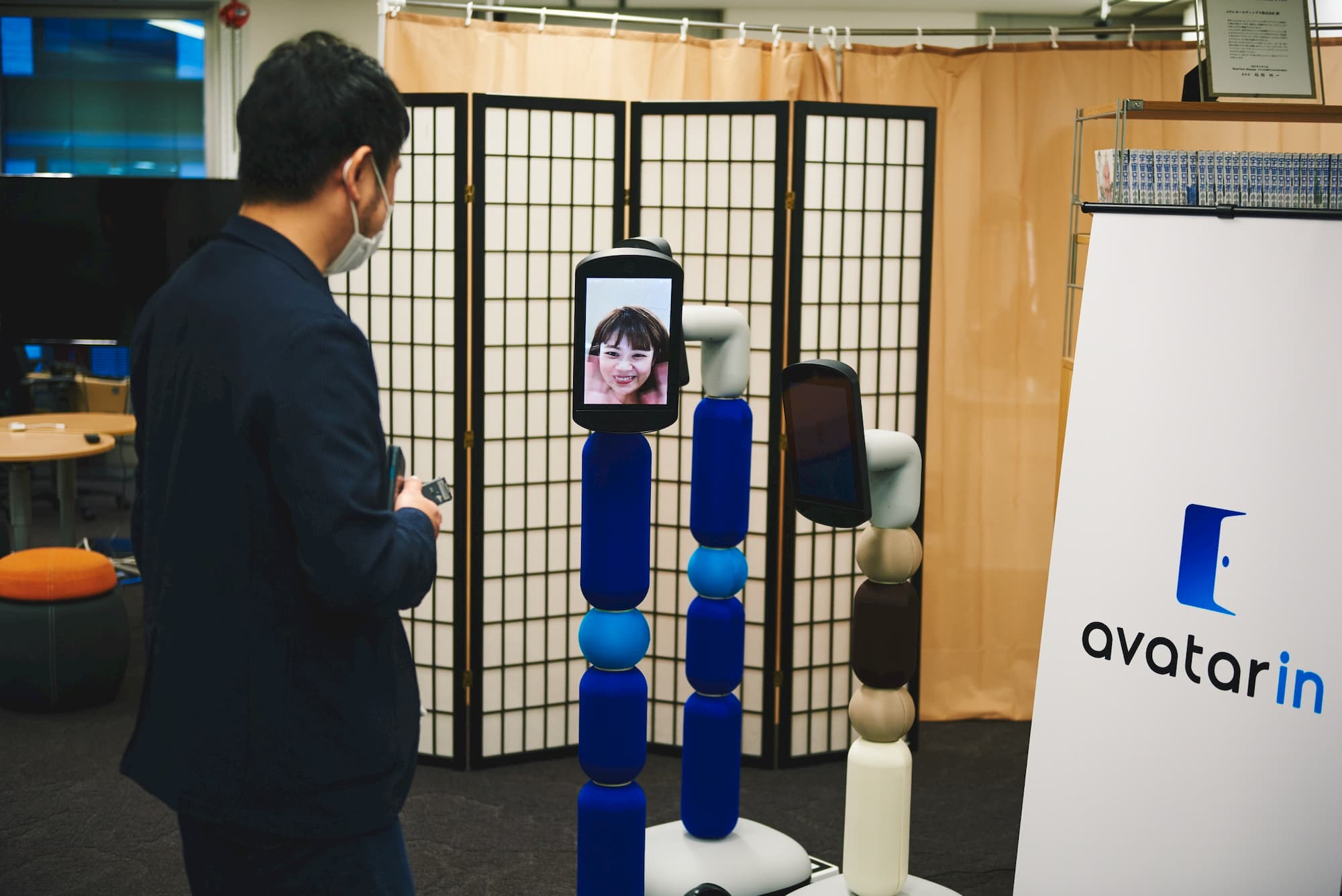 newmeが出迎えてくれるエントランス。感染リスクを避けながらも、完全な「非対面」の感覚を来訪者に与えないのがミソ