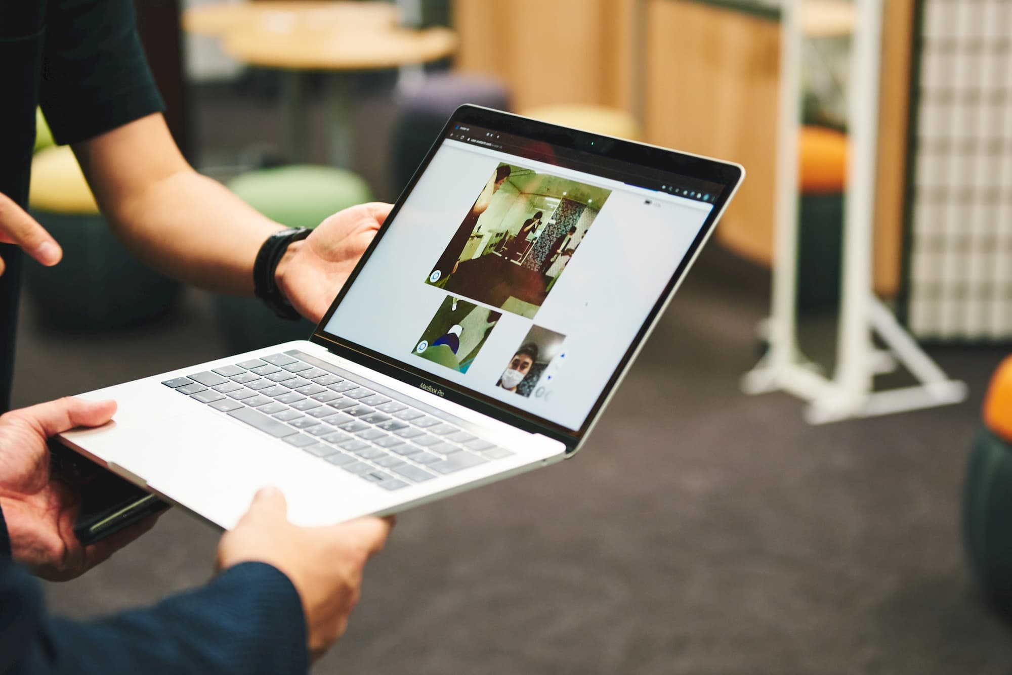 パソコンにはnewmeから見た映像、足元の映像、映っている自分の顔という3種類の映像が。それらを確認しながら、カーソルキーの操作で移動