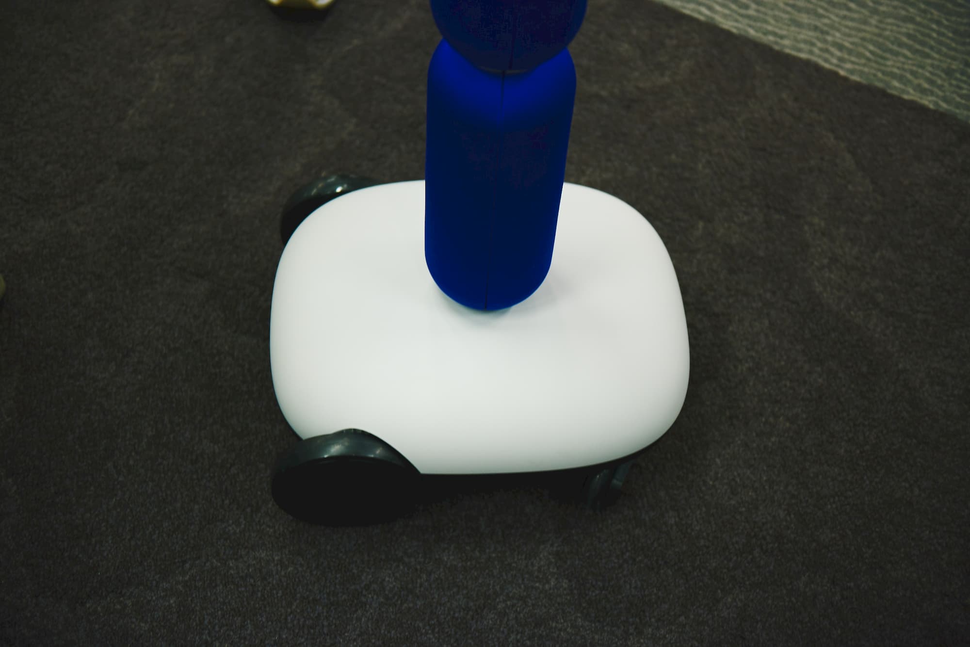 newme のボディのパーツやカラーは選択可能で、球団のカラーや企業のコーポレートカラーなどに合わせてカスタマイズできる。衝突防止センサーを搭載するなど、安全性にもしっかり配慮