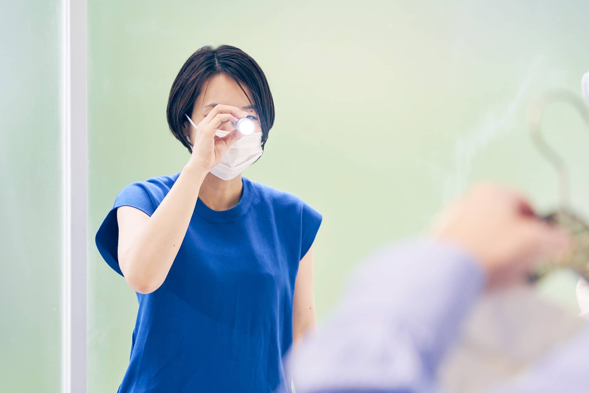 「光合成（PHOTOSYNTHESIS）」コレクションの「リフレクトグローブガーメント」は、光を当てた方向からだけ色が見える洋服