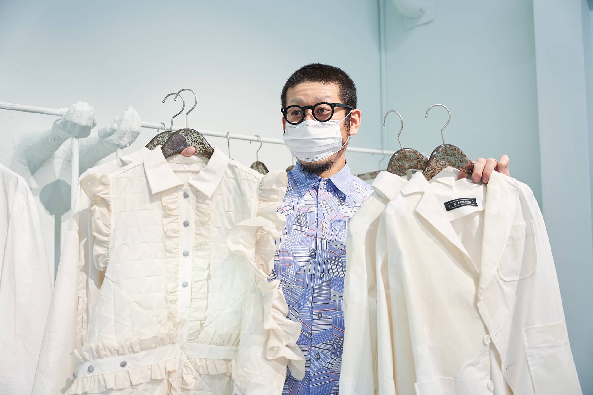 「光合成（PHOTOSYNTHESIS）」コレクションの「リフレクトグローブガーメント」は、光を当てた方向からだけ色が見える洋服